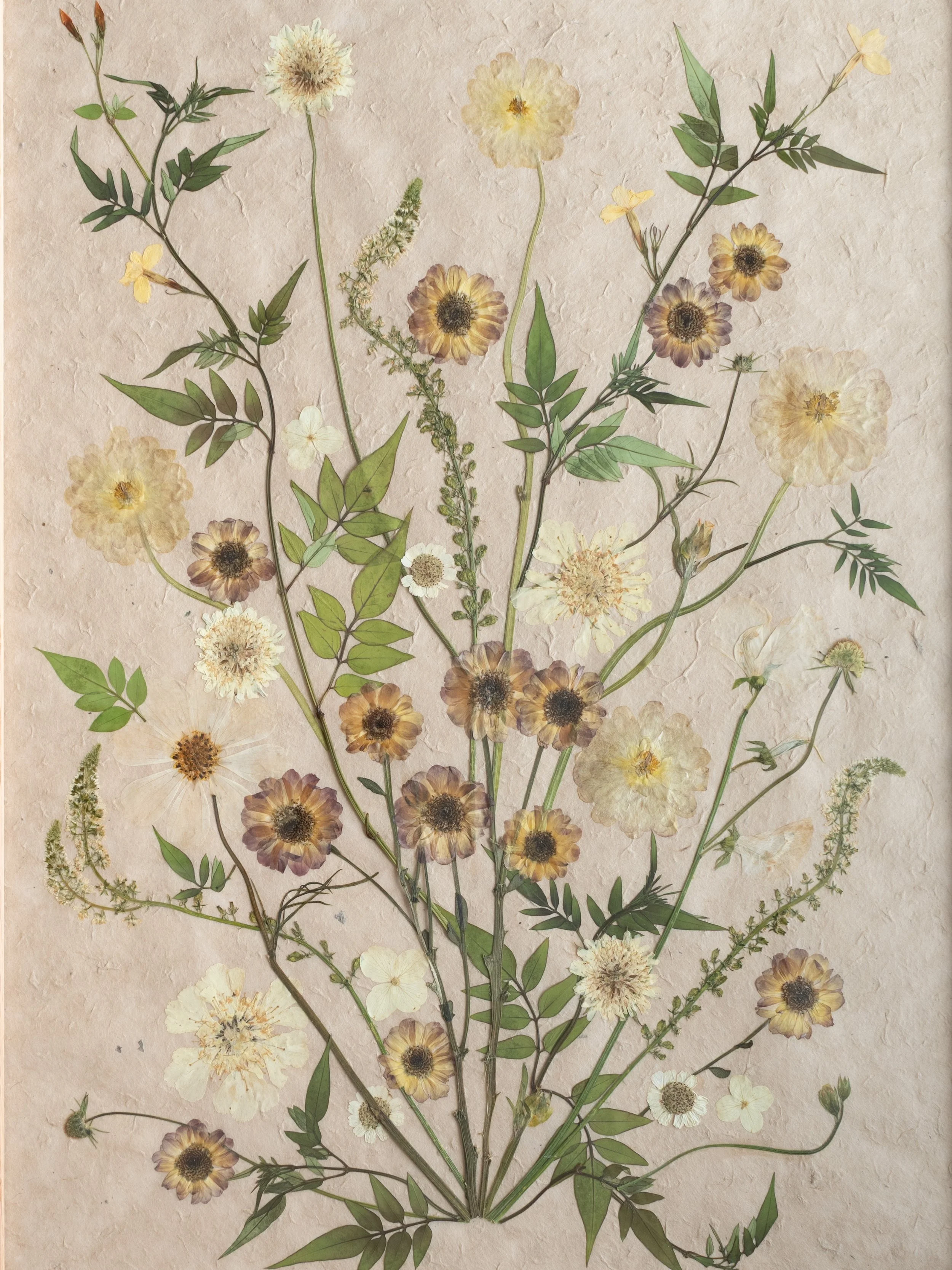 Top tip - to create long flowing pressings like the jasmine in this large artwork, you can press shorter lengths and then seamlessly join them together during the design and glueing process. 🤍 You can learn more of my hints and tips in my book, The 