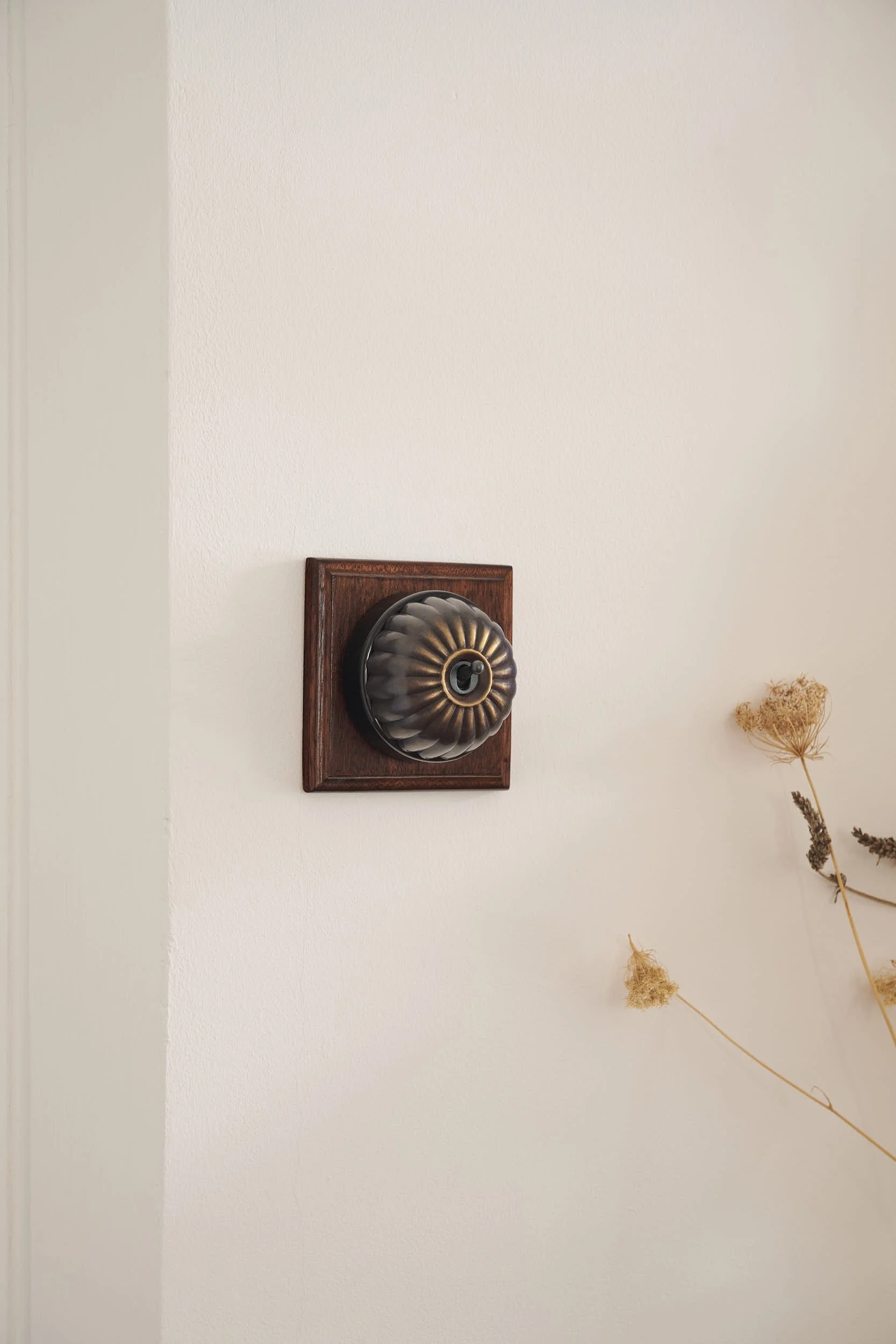 devol-heritage-light-switches-jelly-dolly-brass-interior-design-10.jpg