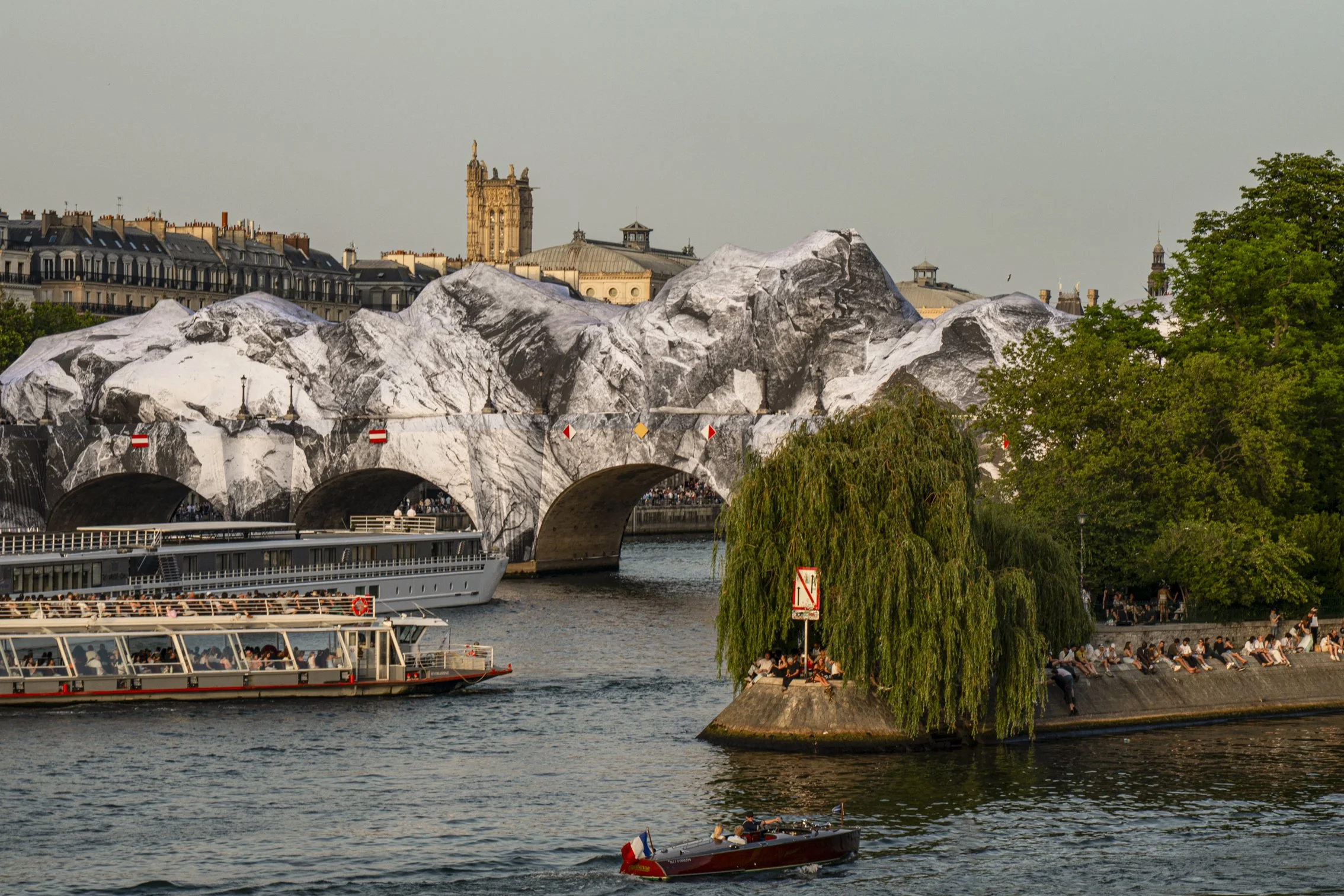 jr-la-caverne-du-pont-neuf-installation-paris-bridge-art-martyn-white-uk-7.jpg
