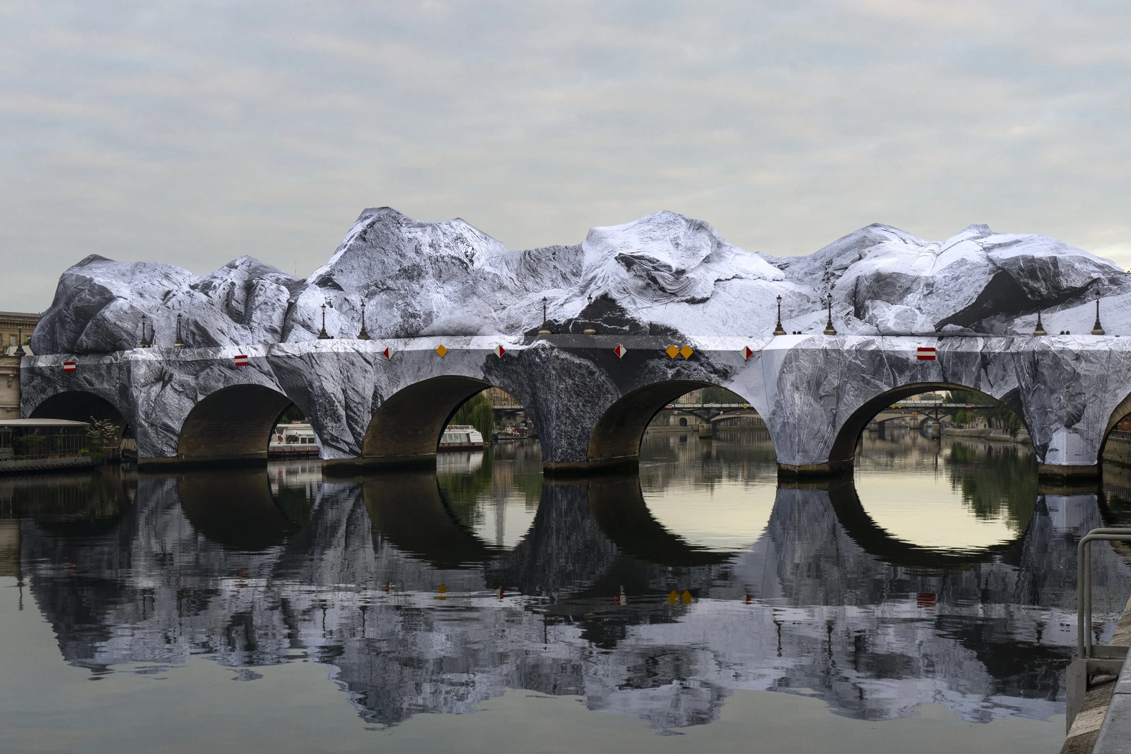 jr-la-caverne-du-pont-neuf-installation-paris-bridge-art-martyn-white-uk-3.jpg