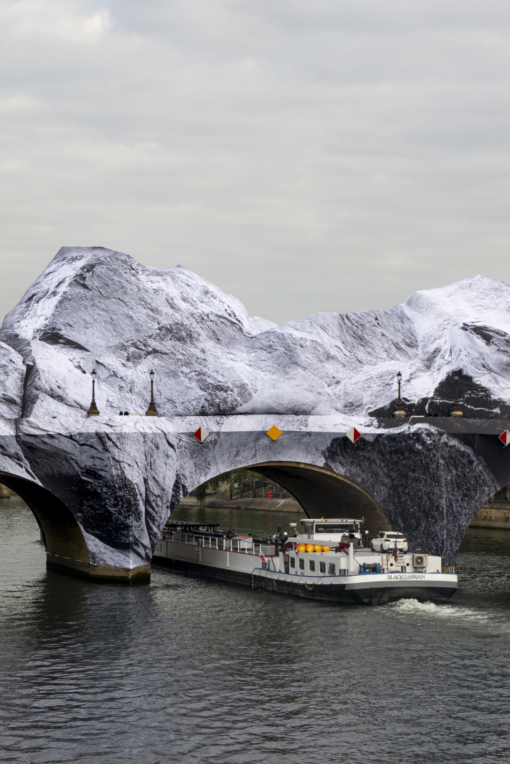 jr-la-caverne-du-pont-neuf-installation-paris-bridge-art-martyn-white-uk-5.jpg