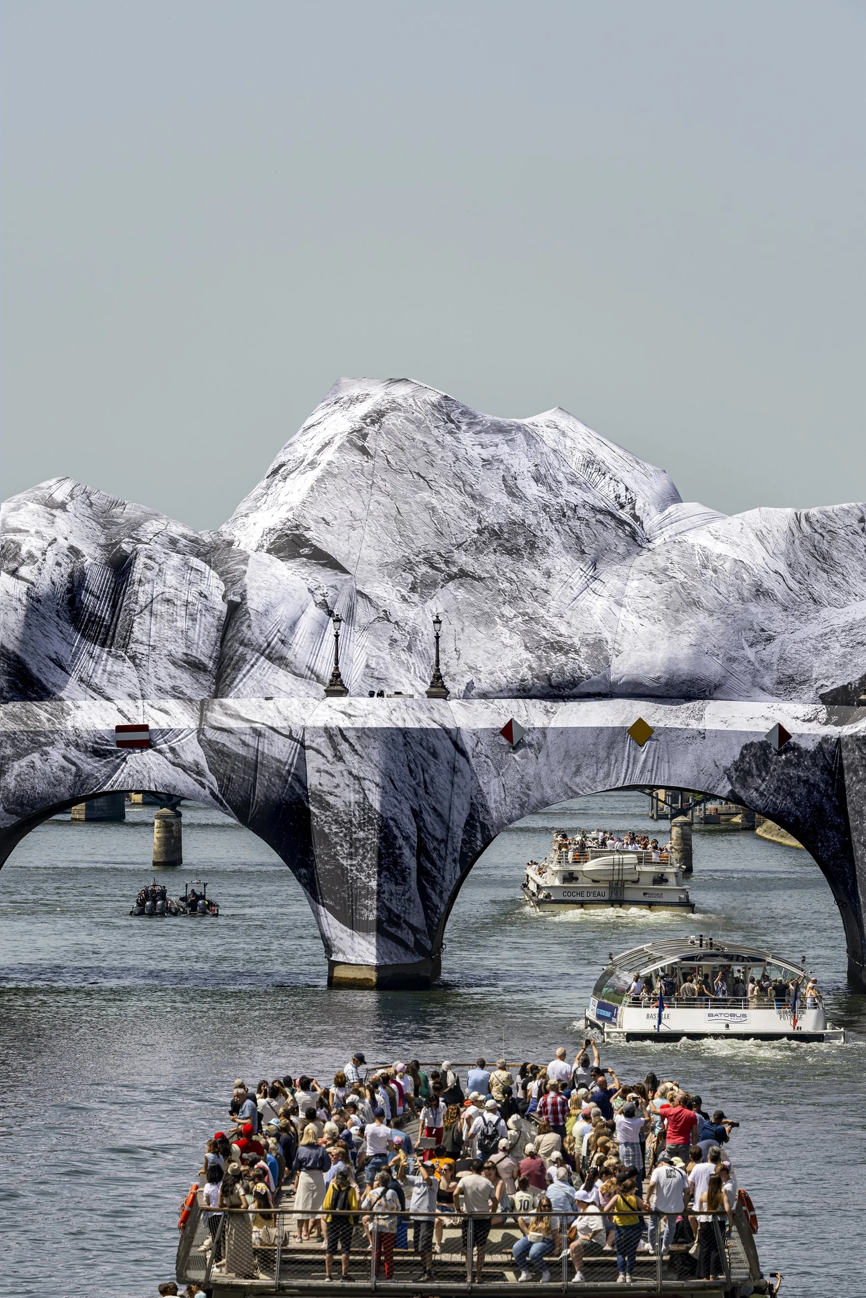 jr-la-caverne-du-pont-neuf-installation-paris-bridge-art-martyn-white-uk-6.jpg