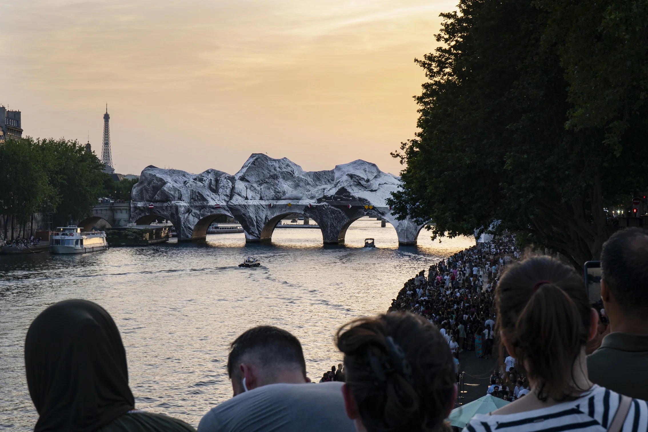 jr-la-caverne-du-pont-neuf-installation-paris-bridge-art-martyn-white-uk-11.jpg