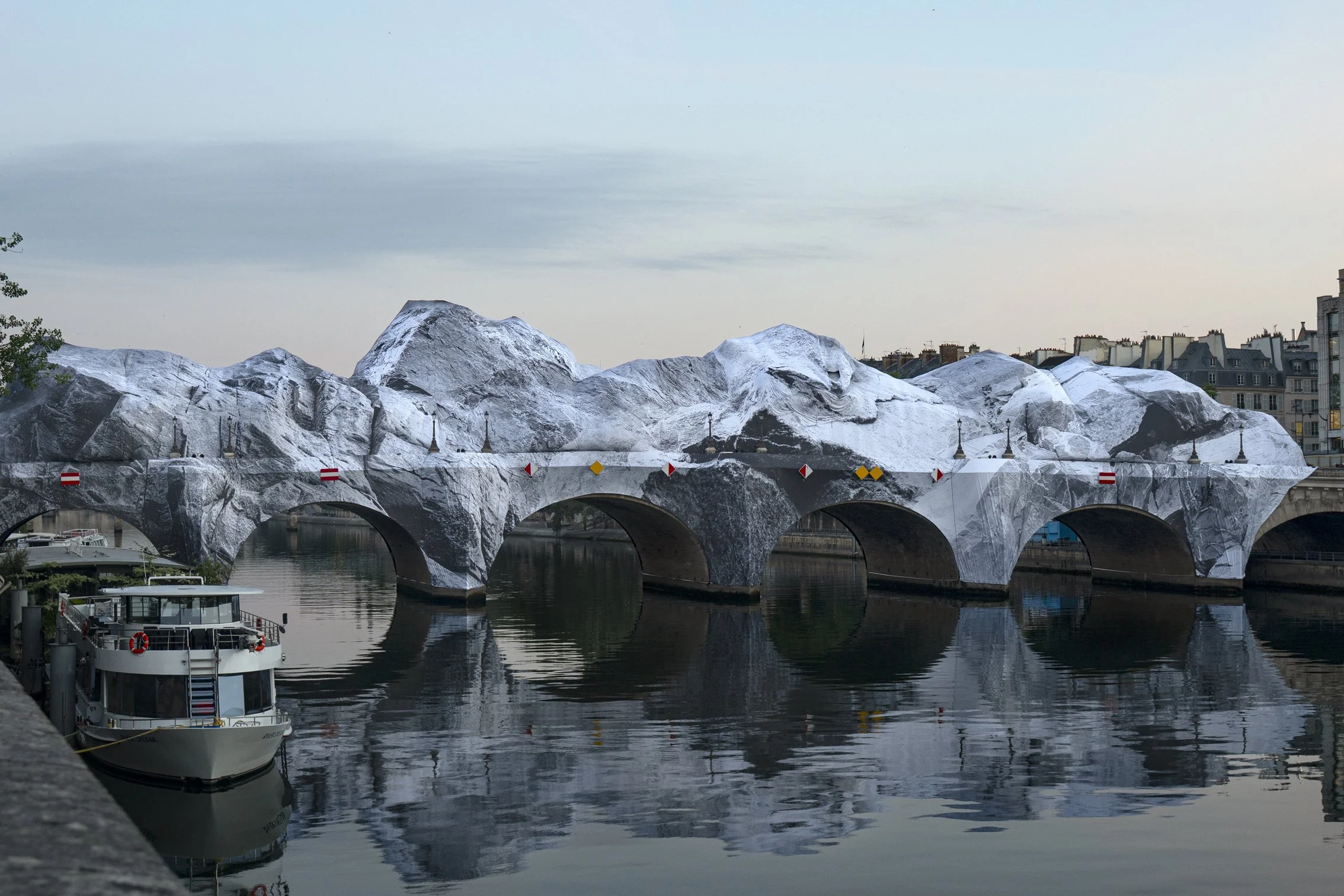 jr-la-caverne-du-pont-neuf-installation-paris-bridge-art-martyn-white-uk-1.jpg