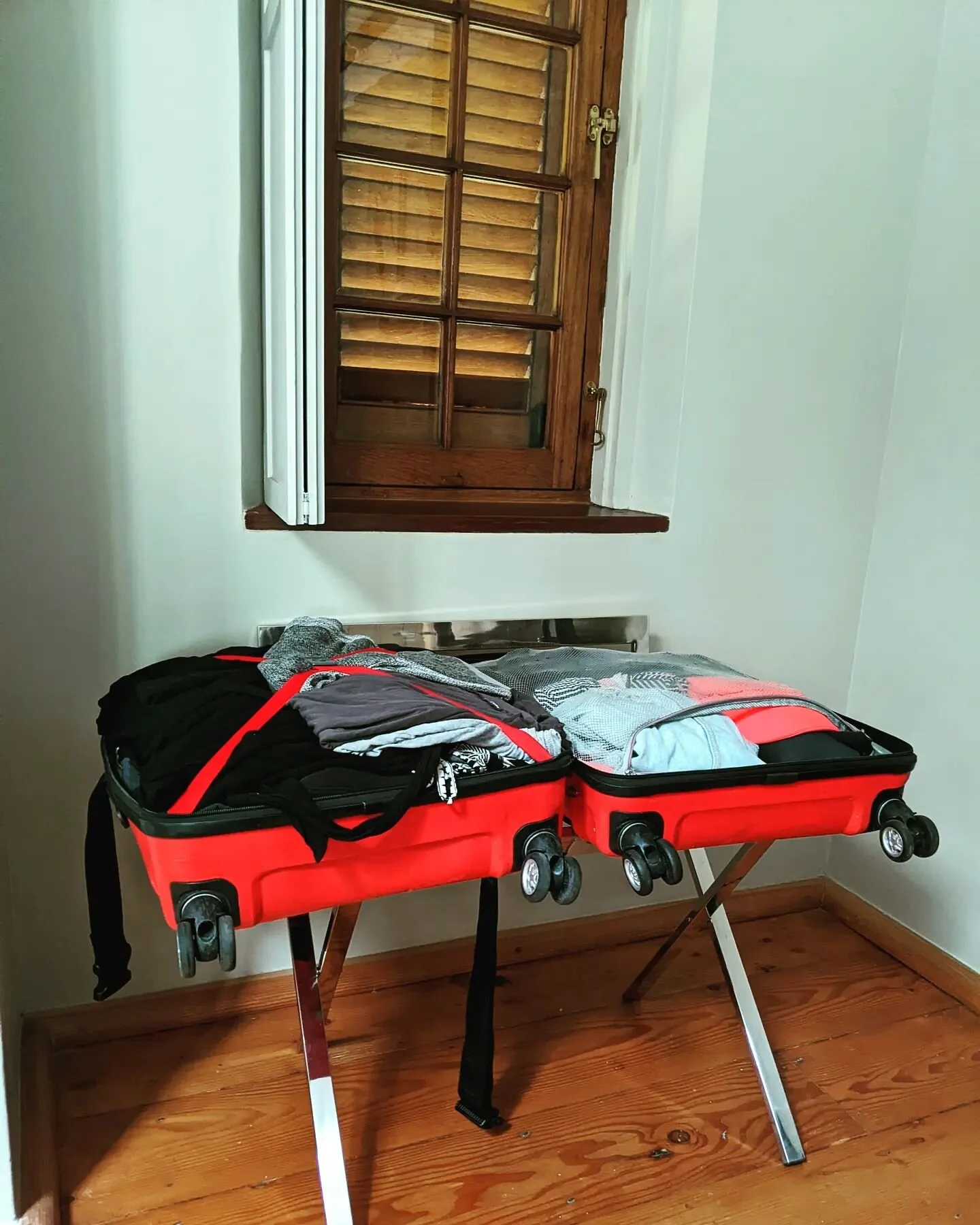 So, this place was niiiiiiiiice. Other people carried me around? And they were much more careful with me vs @imsarahconrad. 

Here's me spread eagle in the room, living my dreams. 

#imabag #travelinfluencer.#travel #antlerluggage #kevinsgotbaggage