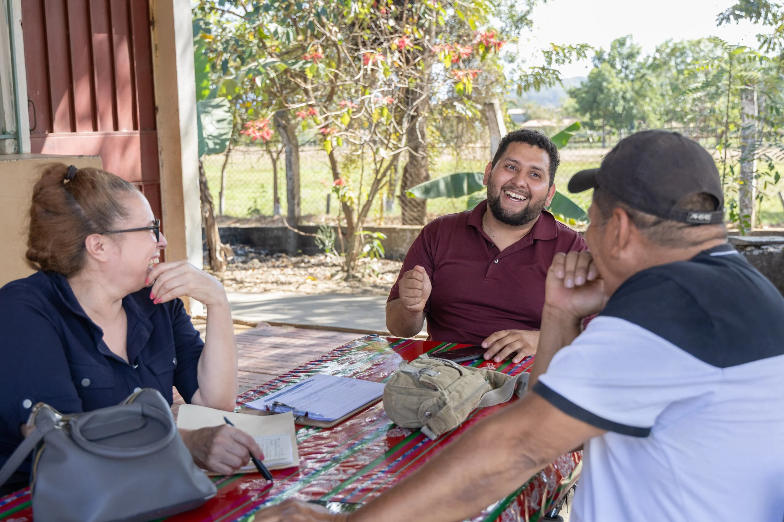 smilende mennesker omkring et bord