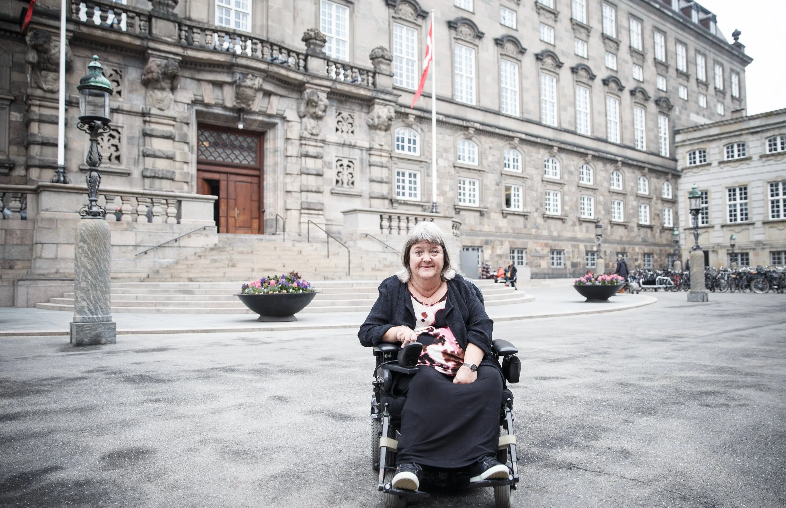 SO i sin kørestol på gårdspladsen foran Christiansborg