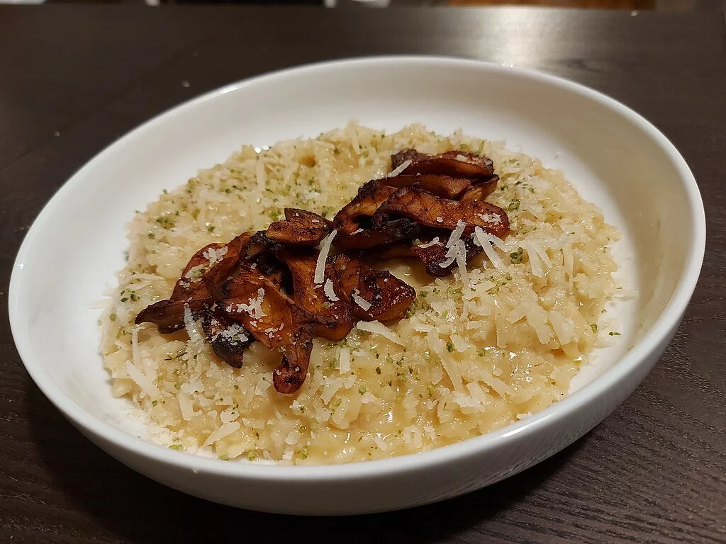 Risotto with mushrooms — [Photo by: PixelBrûlé] — [• CC BY-SA 4.0]