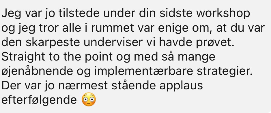 Tekst på en skærm eller et dokument, der beskriver en workshop, hvor en person var til stede og var enig i, at en anden person var den skarpeste underviser, med fokus på klare, implementerbare strategier, og afsluttes med en emoji udtrykkende overraskelse.