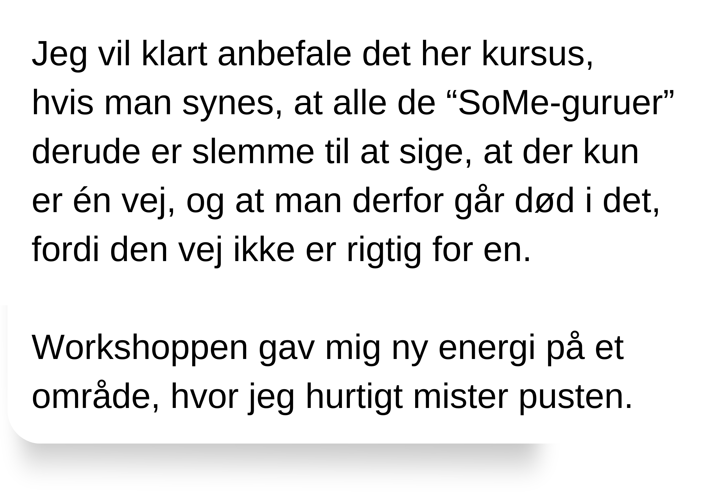 Billede af en tekstboks med dansk tekst, der anbefaler et kursus om at undgå SoMe-guruer, der siger, at der kun er én rigtig vej, hvilket kan føre til døden for nogle. Det nævnes også en workshop, der gav energi.