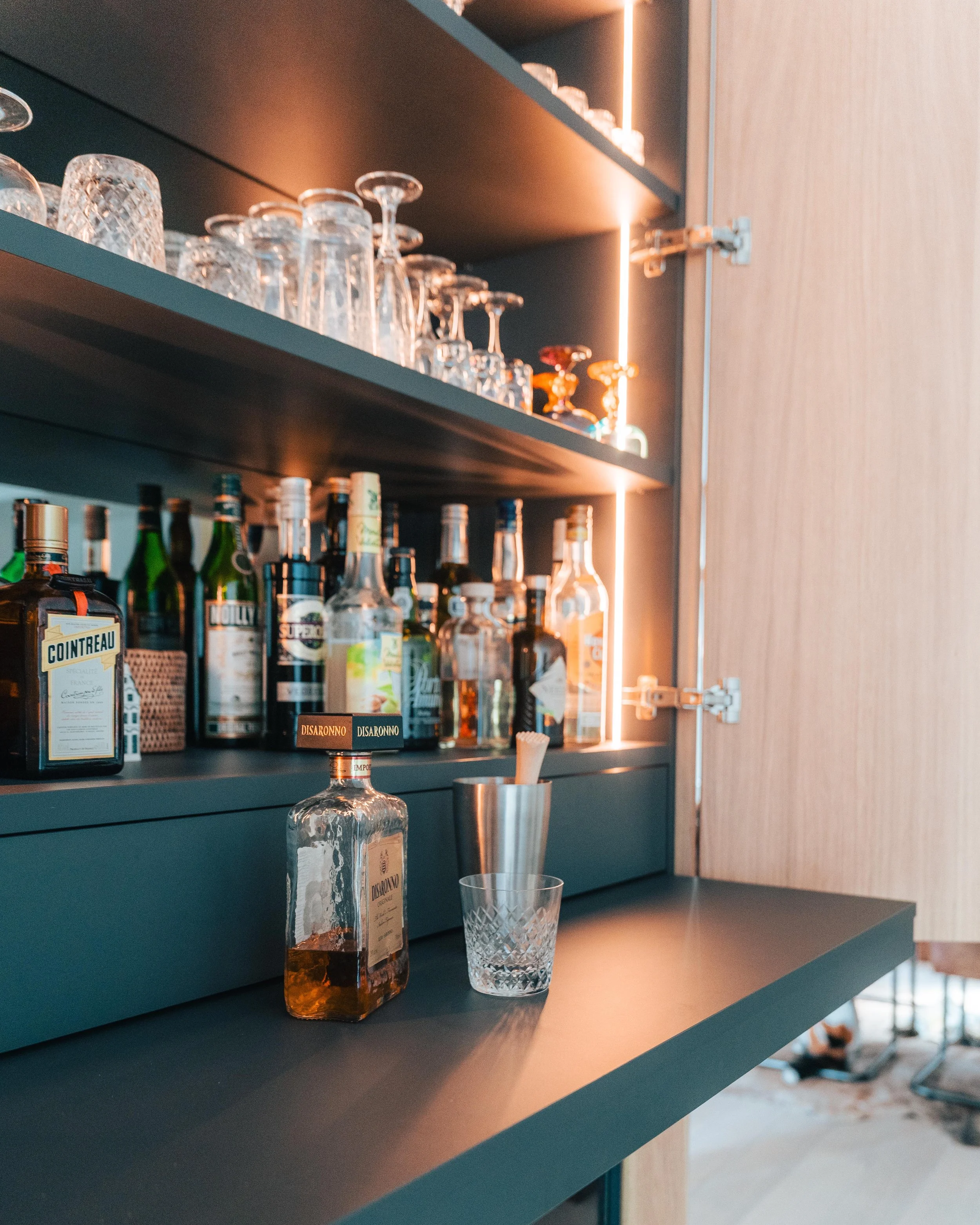 Keuken, drankenkast, slaapkamer en badkamer