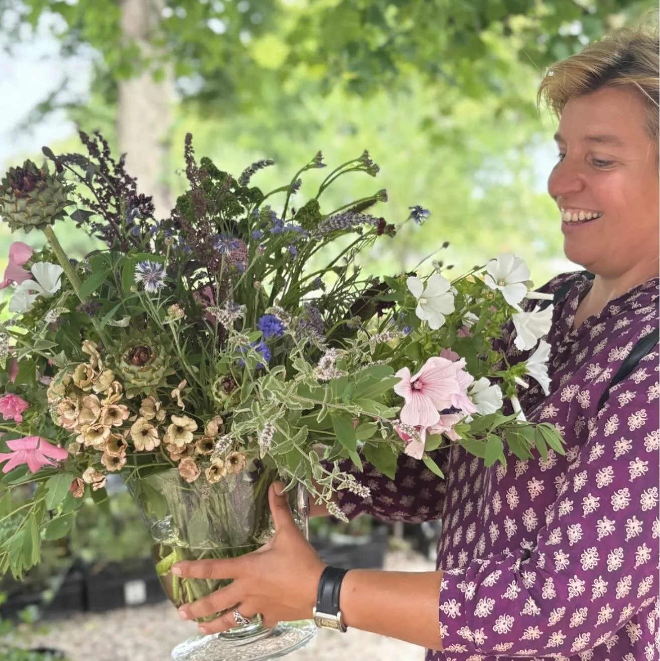 PLUK &amp; SCHIK WORKSHOP ZATERDAG 2 AUG &mdash; Enkele weken geleden gaven @carienspolaroids en ik een geslaagde eerste zomerworkshop Pluk &amp; Schik. Daarbij deelden we de fijne kneepjes van het zorgvuldig bloemen oogsten met een stel enthousiaste