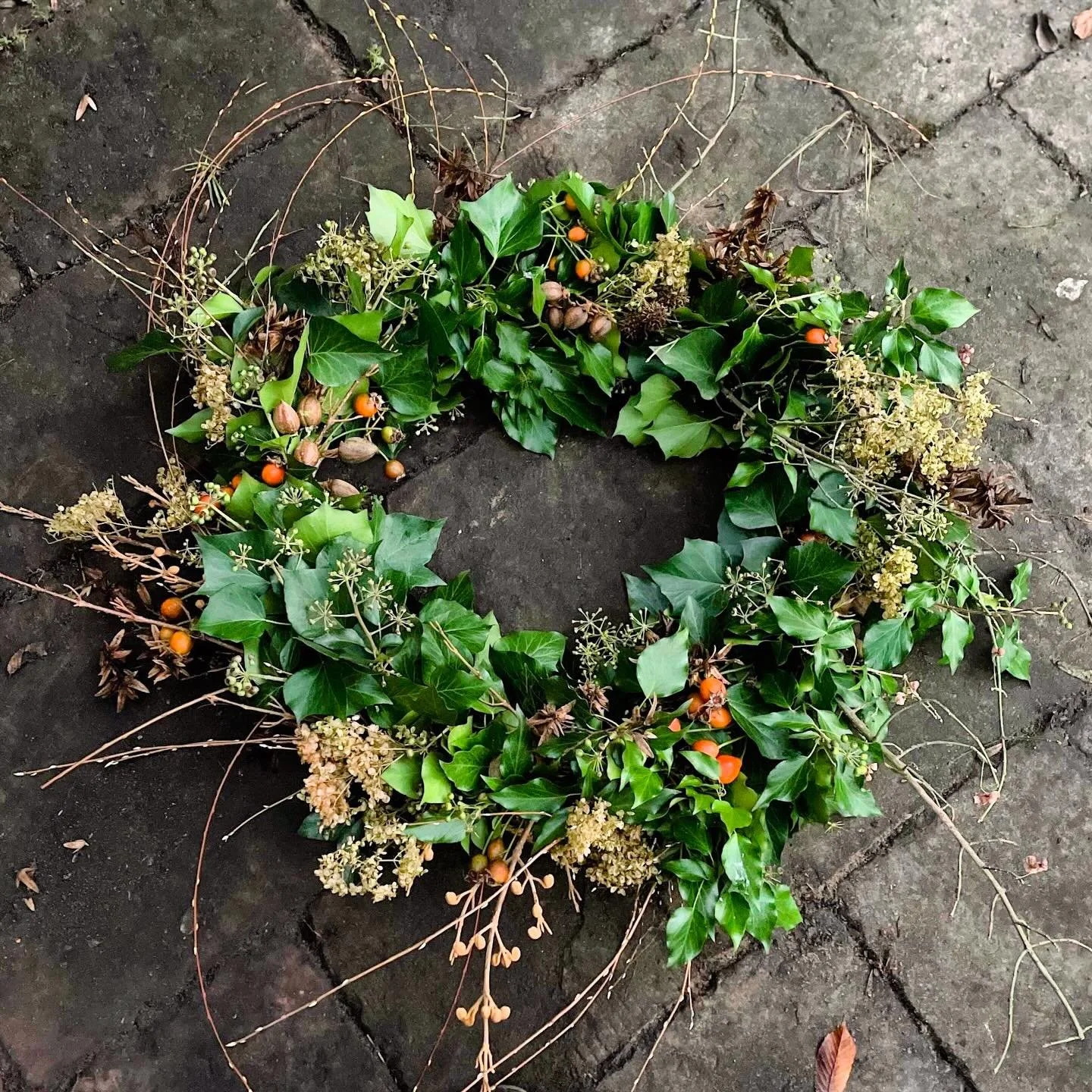 WORKSHOP NATUURLIJKE KERSTKRANS 13 DEC &mdash; Ook dit jaar toveren wij (@carienspolaroids van het BloemenKabinet en Marjolein den Hartog van @zaailinge ) het Hurns Kerkje weer om in groene kerstsfeer voor onze workshop Natuurlijke Kerstkrans. Deze v
