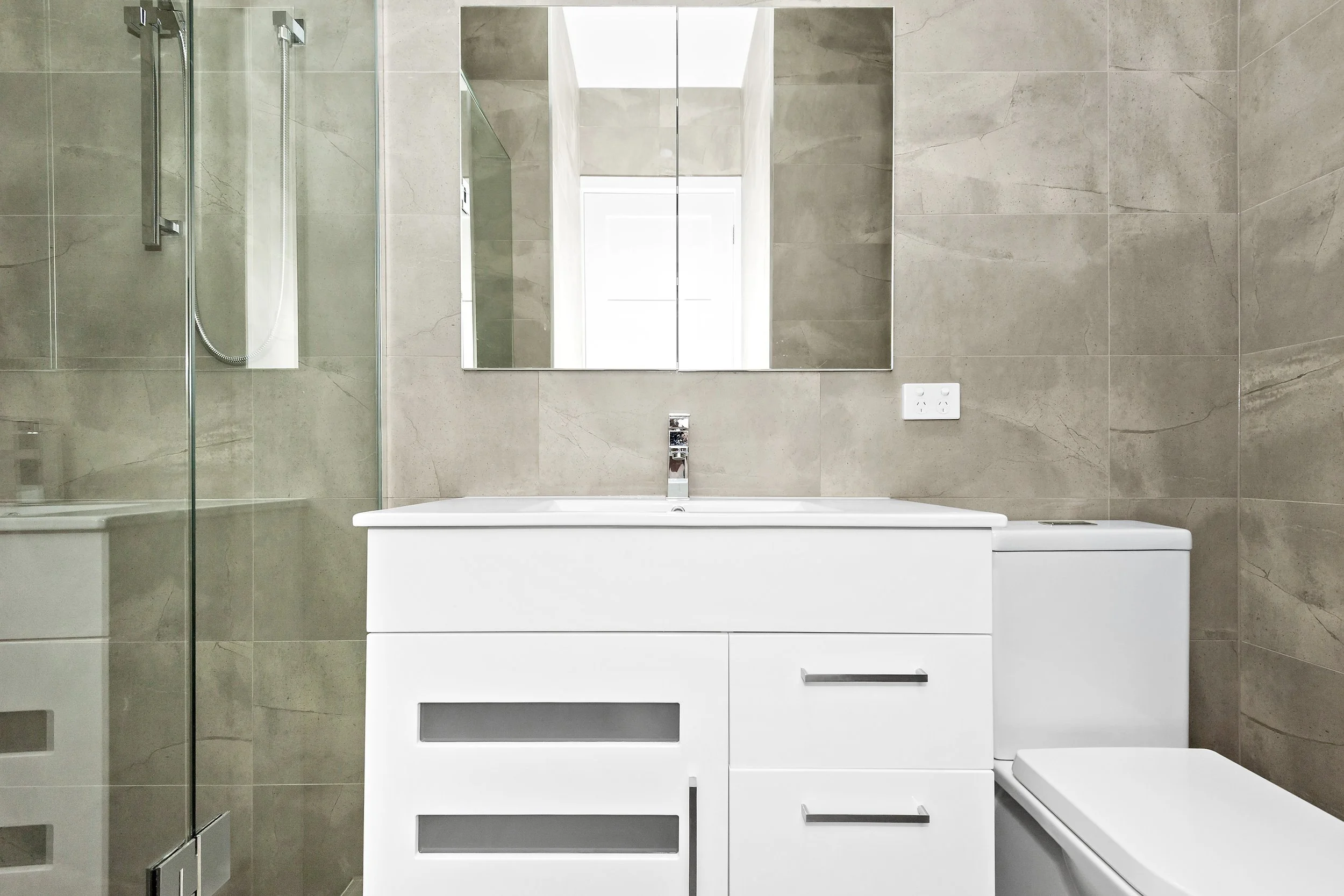 9-Bathroom.jpg