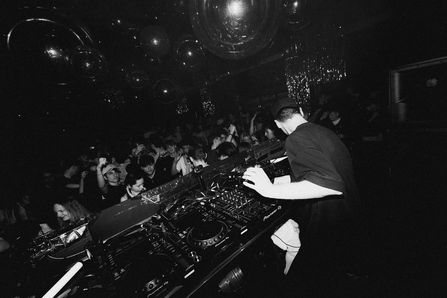 massive thanks to @simonmilesmusic @chris.mgmt @kaufleutenclub for having me &mdash; always a vibe! 🇨🇭

📸 @markushaner