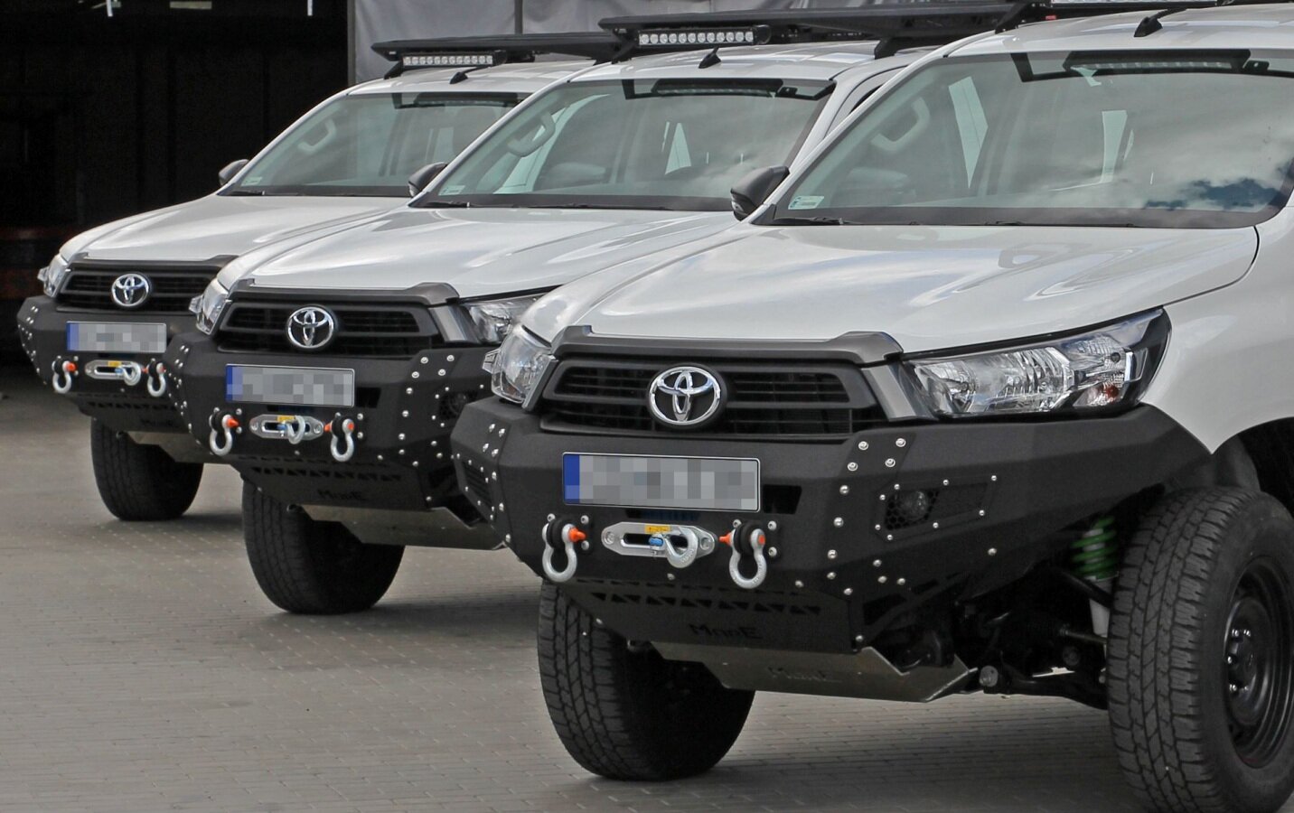 Toyota Hilux REVO Offroad Stahl Seilwindenstoßstange mit 5443kg Seilwinde  Einbau und TÜV Abnahme — GP-Getriebetechnik