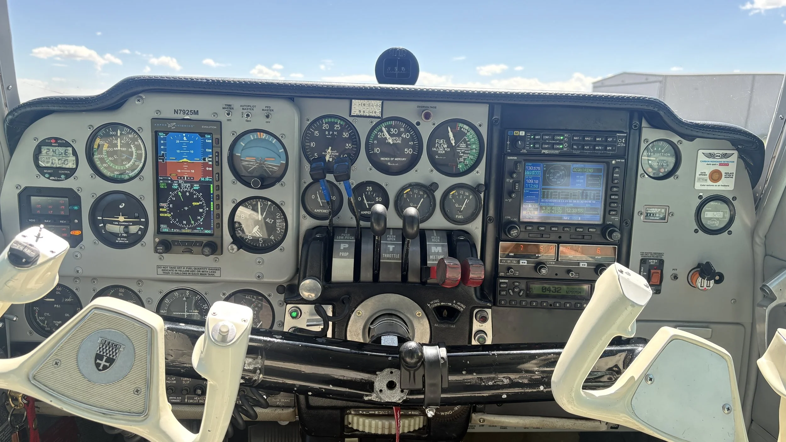 WETSU Aviation Baron C55 N7925M Cockpit