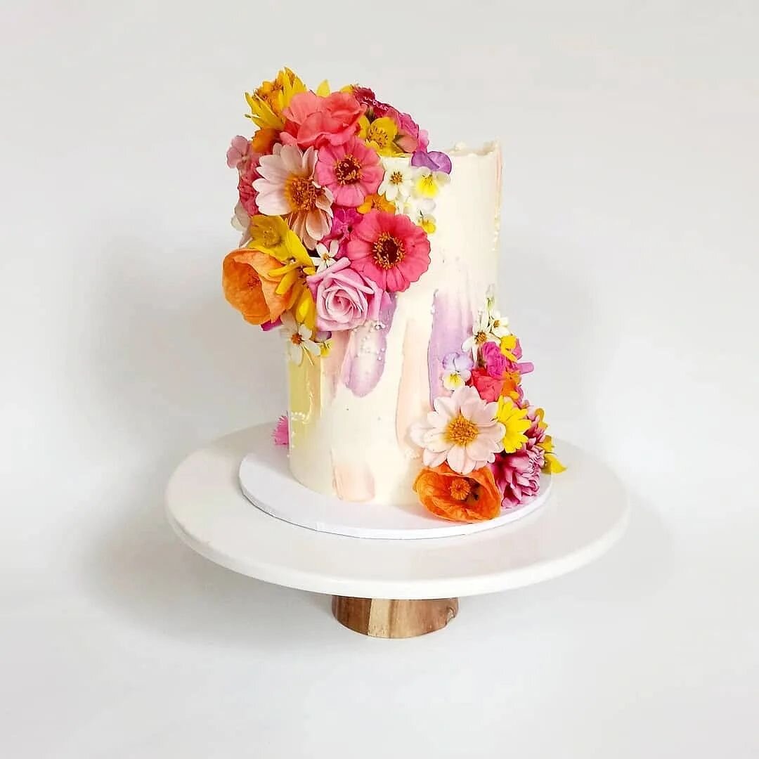I still dream of this one......
The colour palette, the blooms, the textured buttercream...💜

For your next special occasion cake or cupcakes, please visit our website or email us at laviolettebakehouse@gmail.com