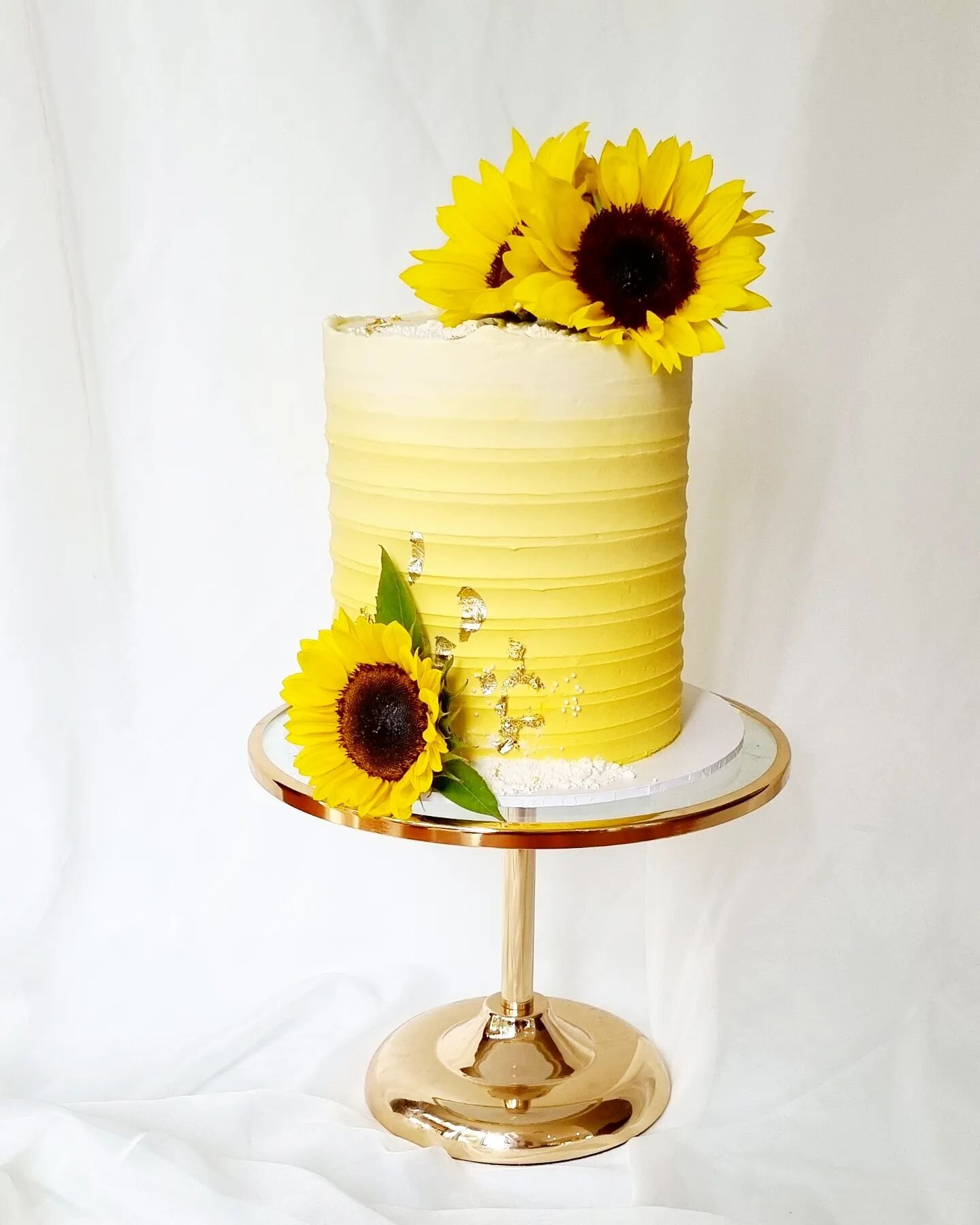 A little bit of sunshine to brighten up this rainy day. 

Wishing you all a lovely day.

Lemon buttermilk cake layered with lemon curd and vanilla buttercream. 
For your next special occasion cake or cupcakes please visit our website or email us at l