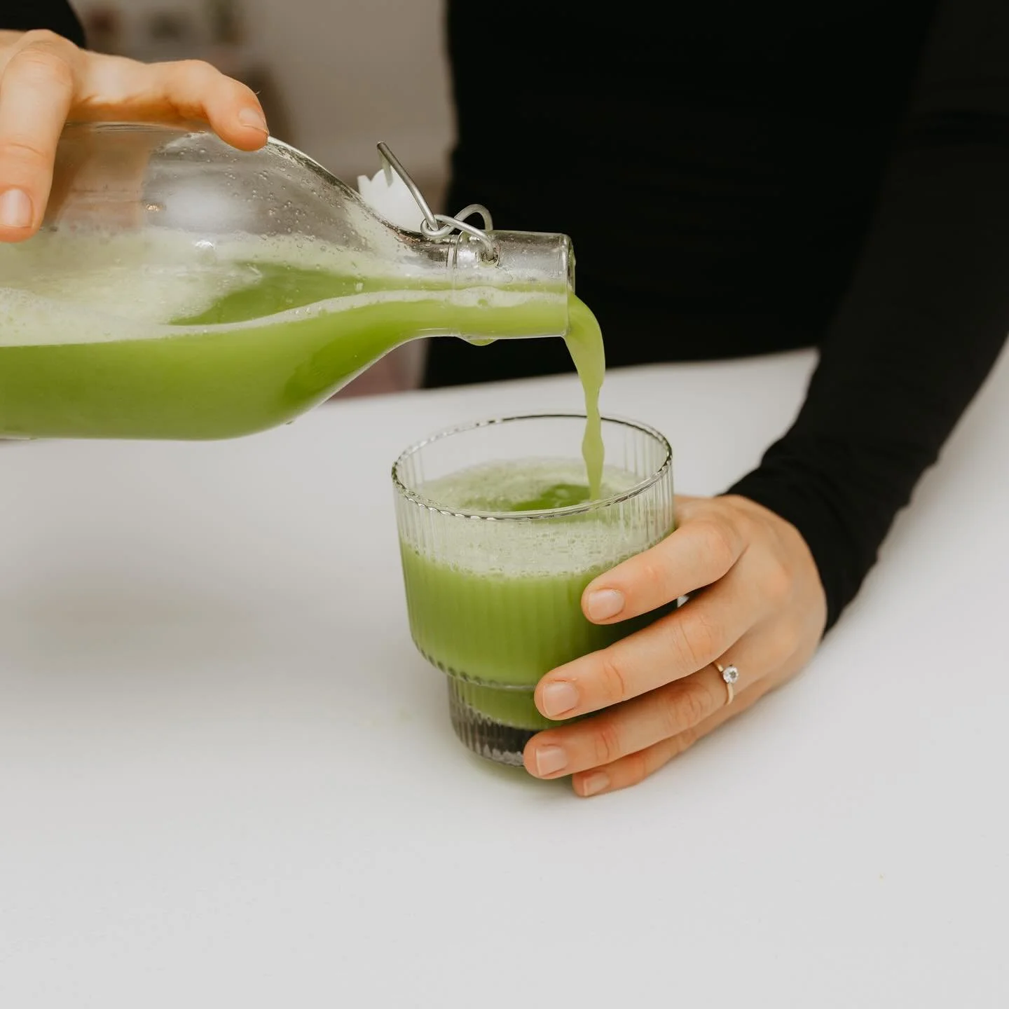 My favourite green juice recipe packed with anti-inflammatory properties for gut and liver support 🪄
1 bunch celery 
1 knob ginger 
1/2 lemon
1 green apple
Wash, chop and combine all ingredients in a juicer. If you don’t have a juicer, add t