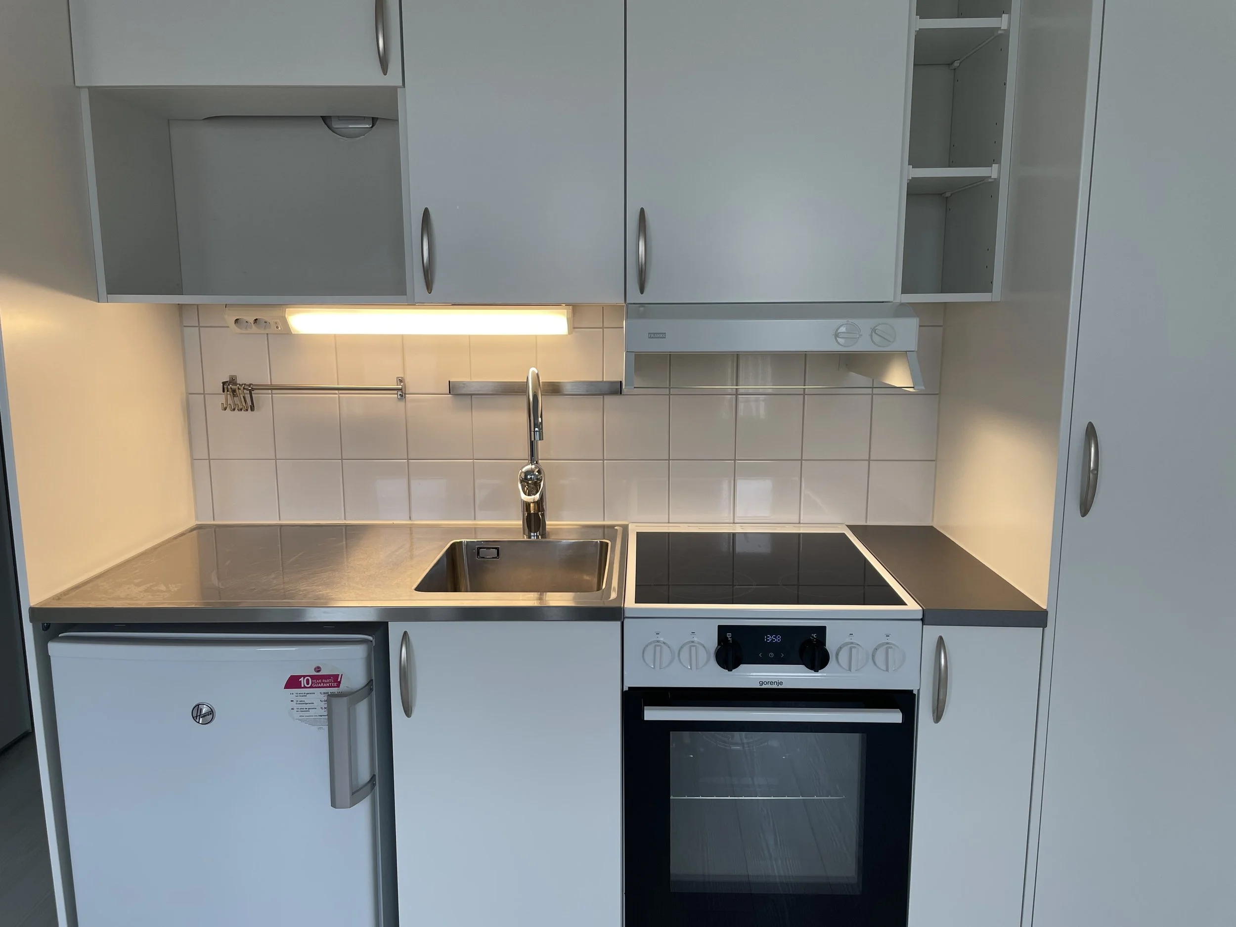 Kök i 1:a, plats för spis, kyl och microvågsugn. Bostad på bottenplan som denna har högre takhöjd än resterande våningar