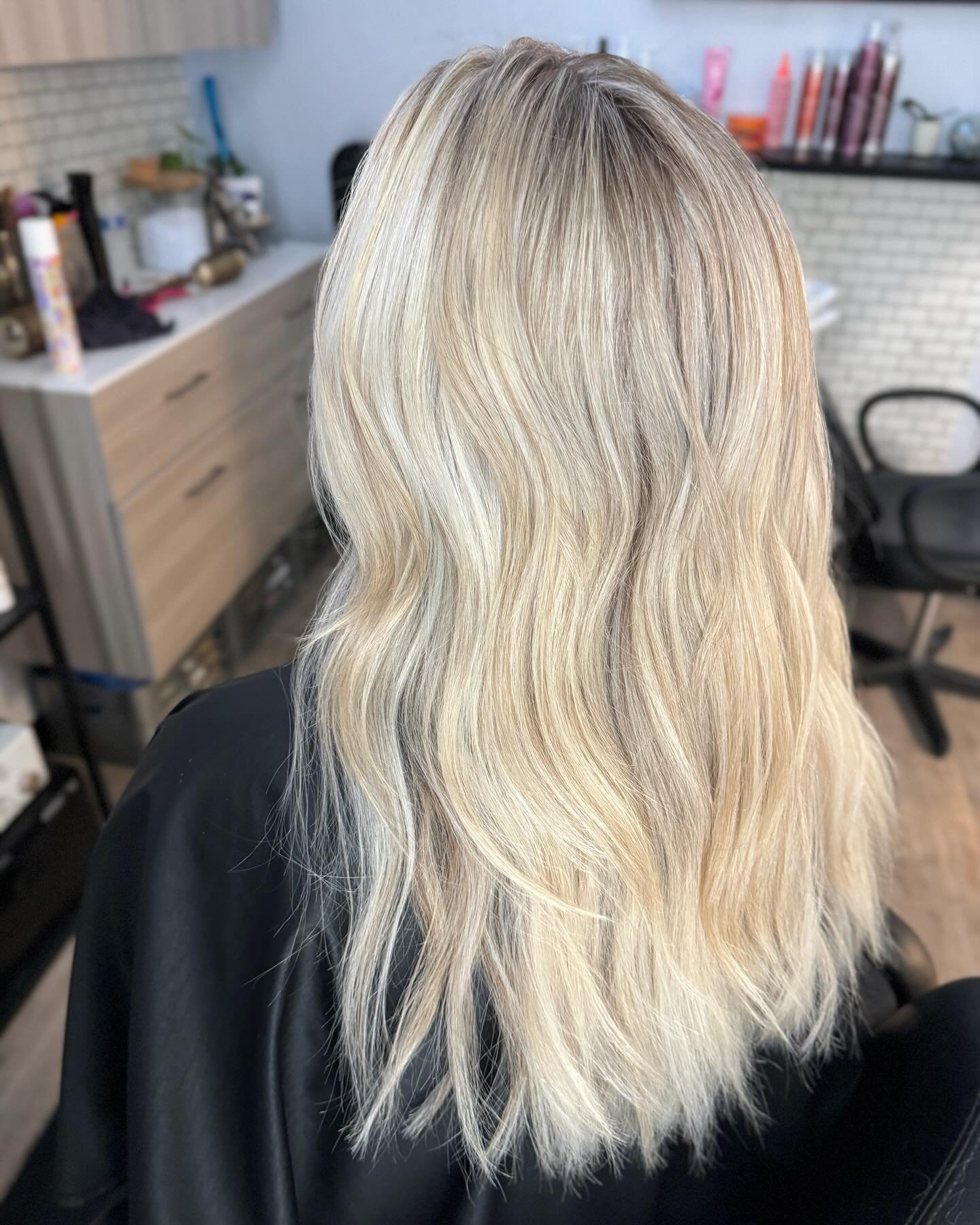 This BLONDE is ready for summer 🤍 @ljustice26 🤍

#blonde #blondehair #blondehighlights #blondebalayage #blondefoilayage #houstonblondes #htxblondes #houstonhairstylist #htxhairstylist #LOFT87 #aHAIRexperience