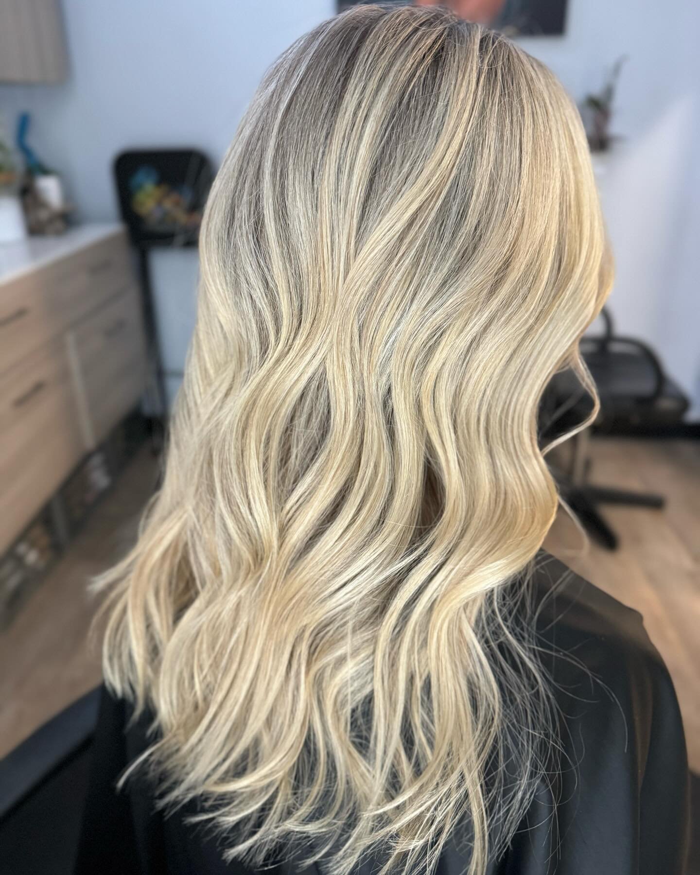 This babe is ready for the heat 🔥 

🤍
🤍
🤍

#blonde #blondehair #blondehighlights #blondebalayage #blondefoilayage #houstonblondes #htxblondes #LOFT87 #aHAIRexperience