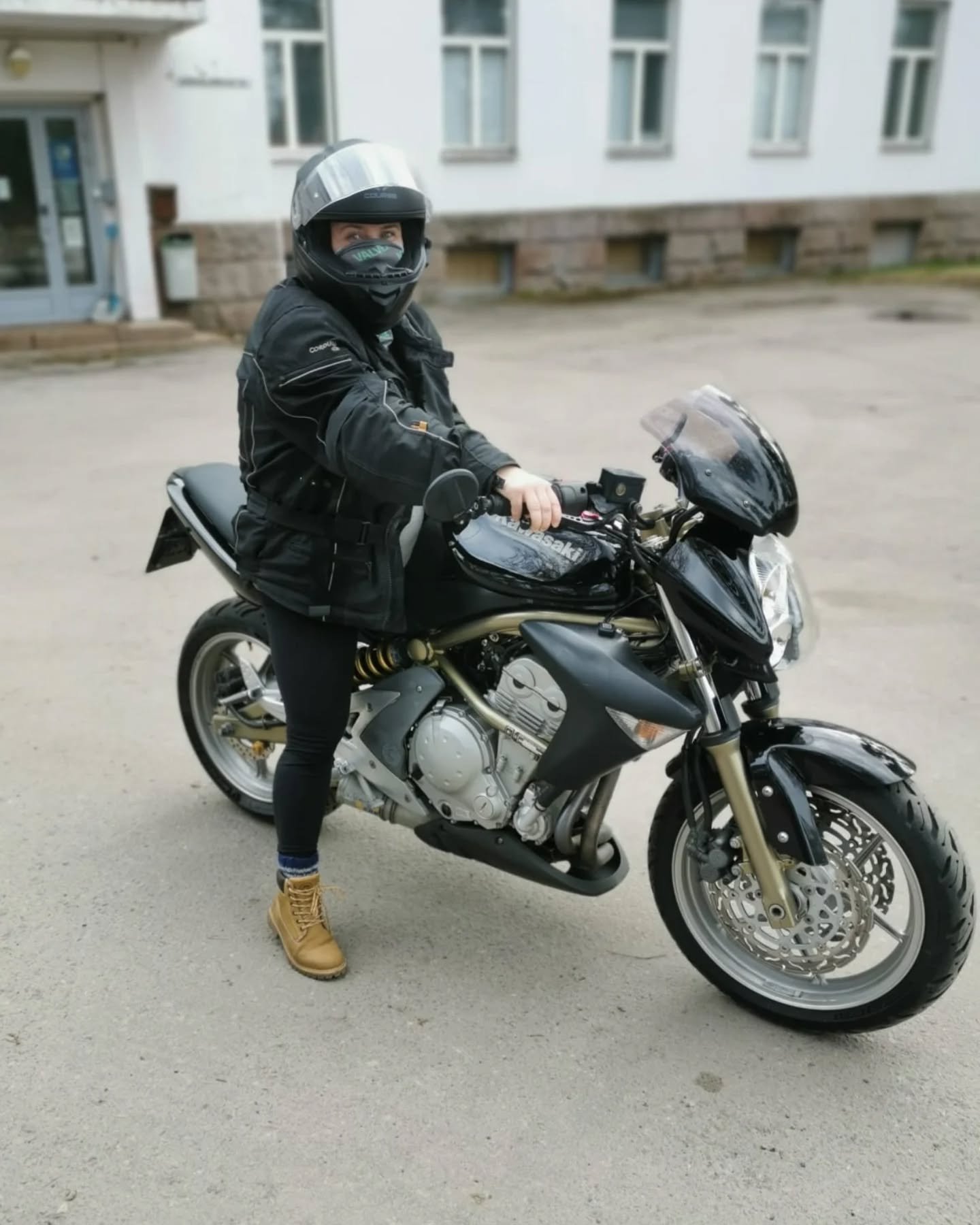 🏍🖤 Moottoripy&ouml;r&auml;unelmia vai keski-i&auml;nkriisi? En v***u tii&auml;. 😅

Mutta siin&auml; se nyt on. Mun oma moottoripy&ouml;r&auml;!

Sis&auml;inen teini minussa kiljuu just nyt melko lujaa ja ehk&auml; v&auml;h&auml;n t&auml;m&auml; 36