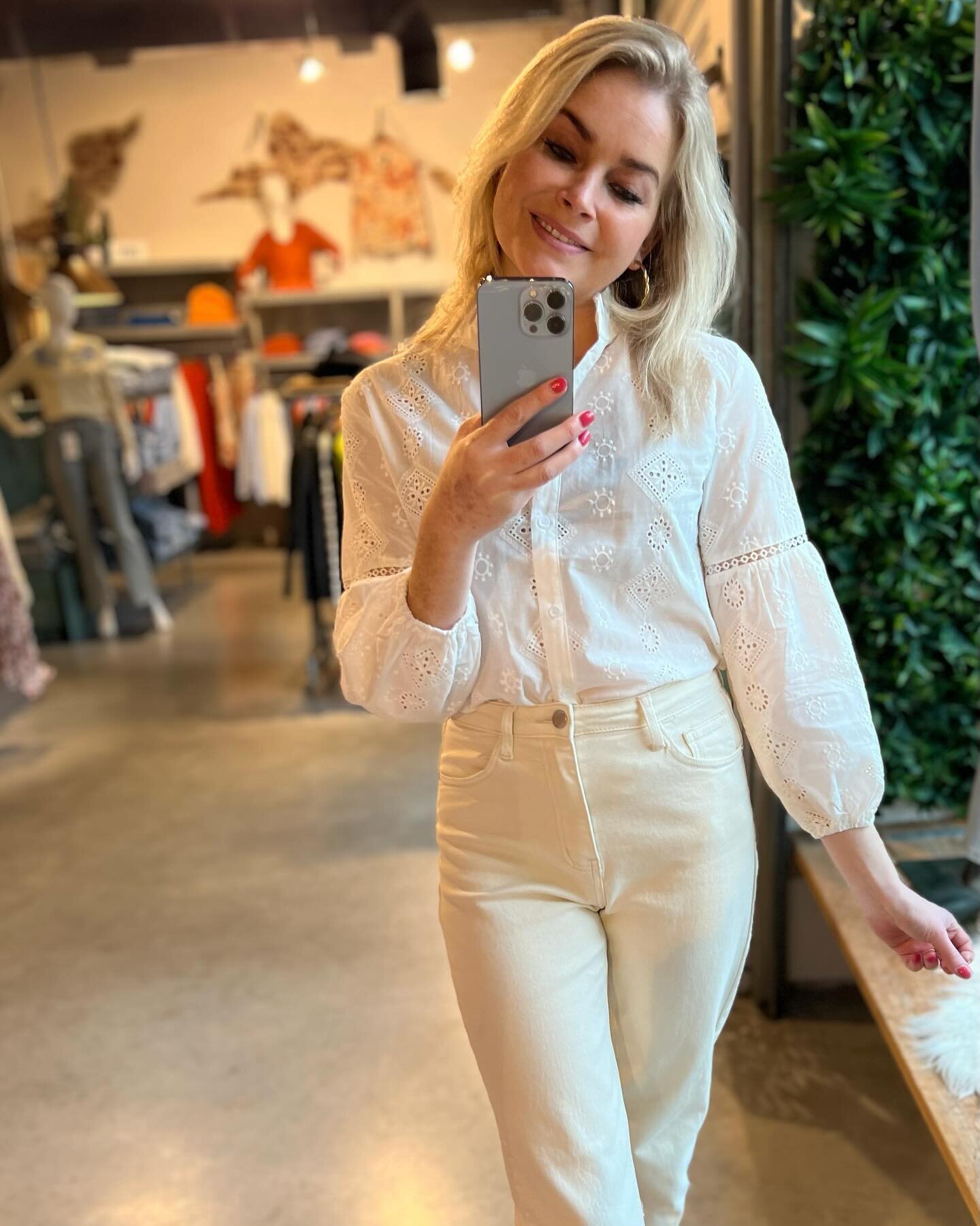 NEW 🤍🩵

Broderie blouse wit 39,95
Ruffle blouse blauw 39,95
Straight jeans beige 49,95