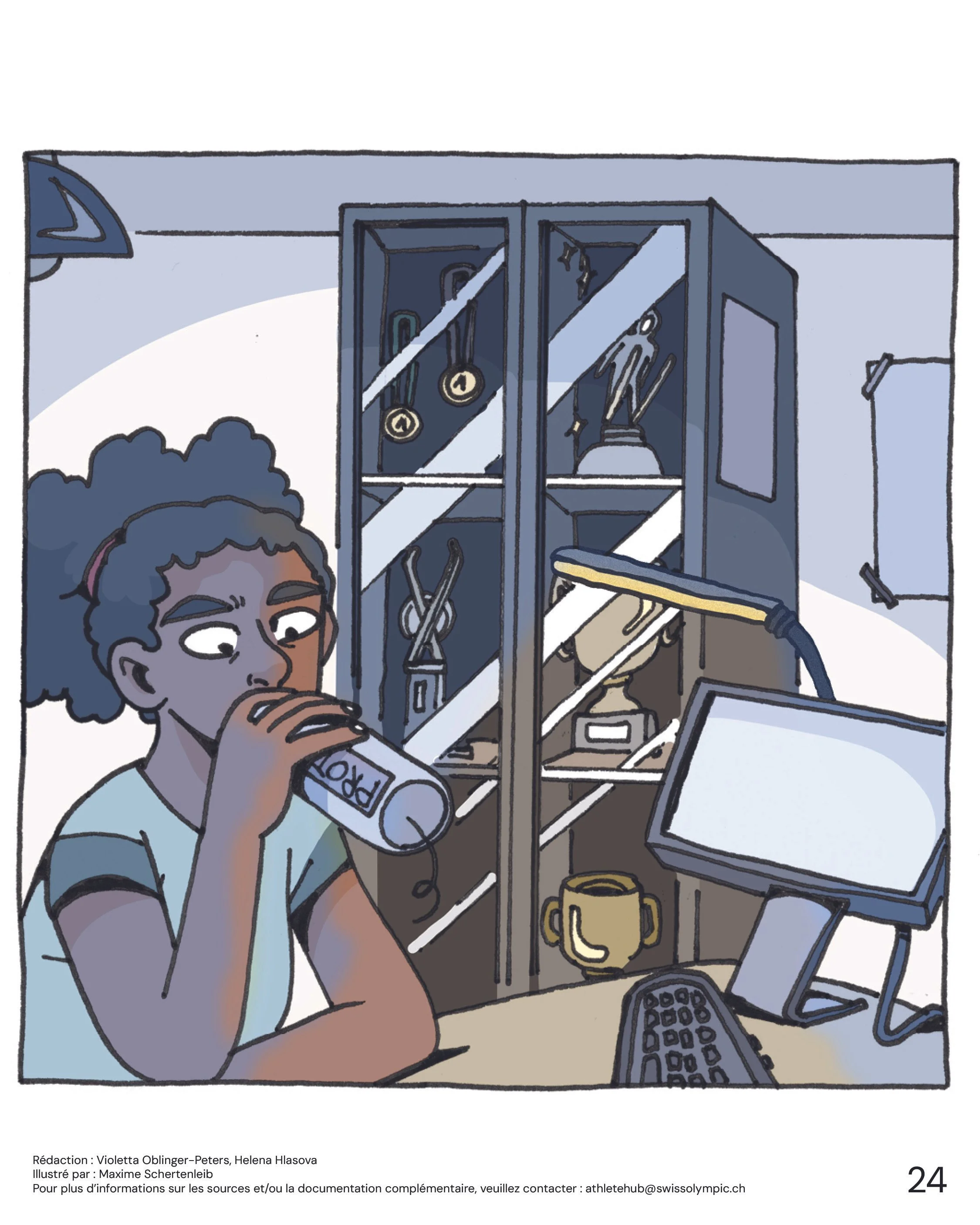 Une femme assise à un bureau, buvant une boisson, avec un ordinateur et une tasse devant elle. En arrière-plan, une armoire avec des objets de sport et de gymnastique.