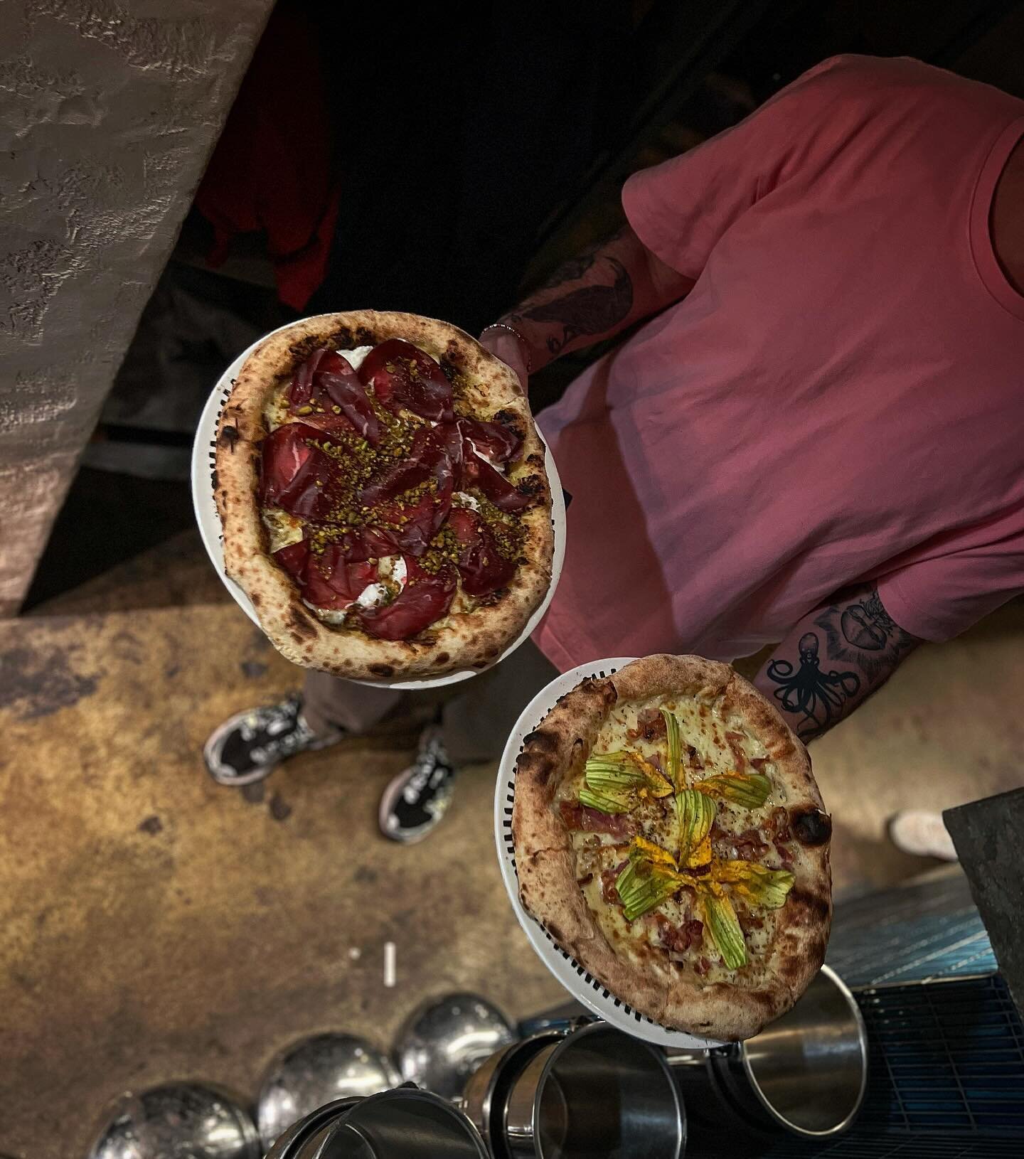 Samstag 🍕

 #blauelibelle #blauelibellemuenchen #weinbar #winebar #weinbarmuenchen #naturalwines #vinnaturel #naturwein #kitchen #foodie #foodiegram #behindthescenes #sommelier #sommlifestyle #neopolitanpizza #munichpizza #nachhaltigegastronomie #fo