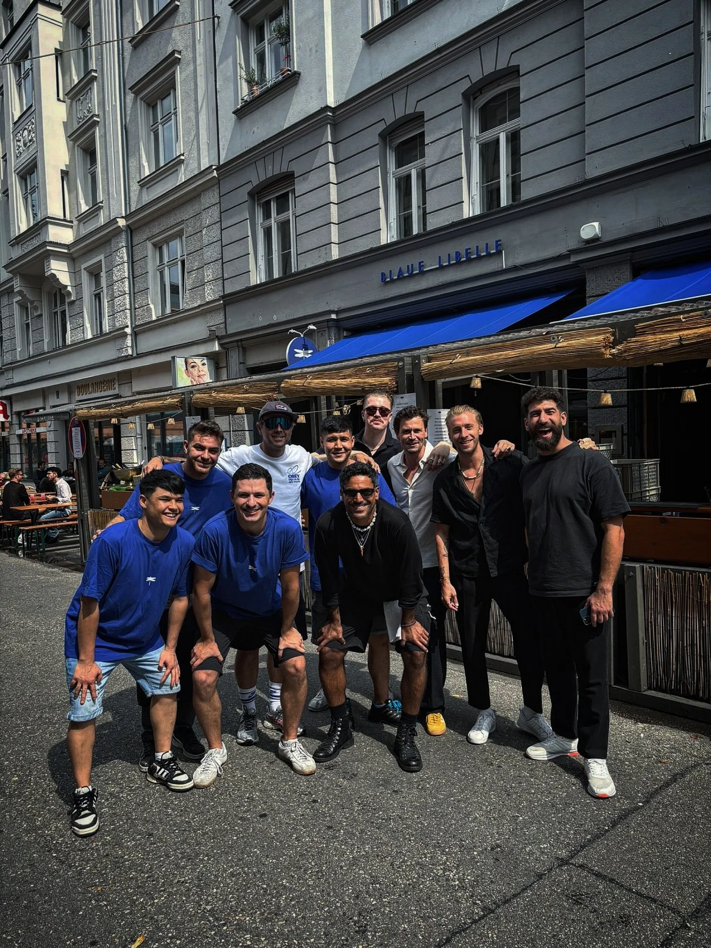 ready when you are 🚨🚨🚨 Hans Sachs Stra&szlig;enfest - Outdoor bar! 

#blauelibellem&uuml;nchen #blauelibelle #blauelibellebar #weinbar #weinbarm&uuml;nchen #crewlove #ourcrewisbetterthanyours❤️ #outdoorbar #aussenbar #strassenfest #hanssachsstrass