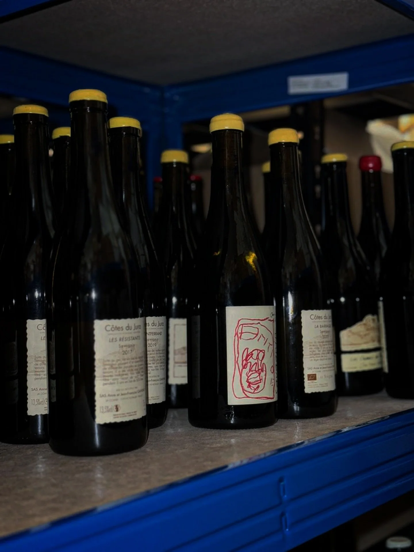 Ab morgen wieder da f&uuml;r euch 🥳

#blauelibellem&uuml;nchen #blauelibellebar #weinbar #winebar #munichwinebar #winebarsgermany #winelover #winecellars #winecellargoals #sommelierlife🍷 #domaineganevat #c&ocirc;tesdujura