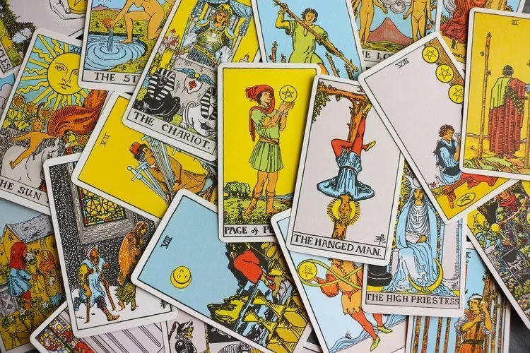 I TRADED MY THERAPIST FOR A TAROT READER