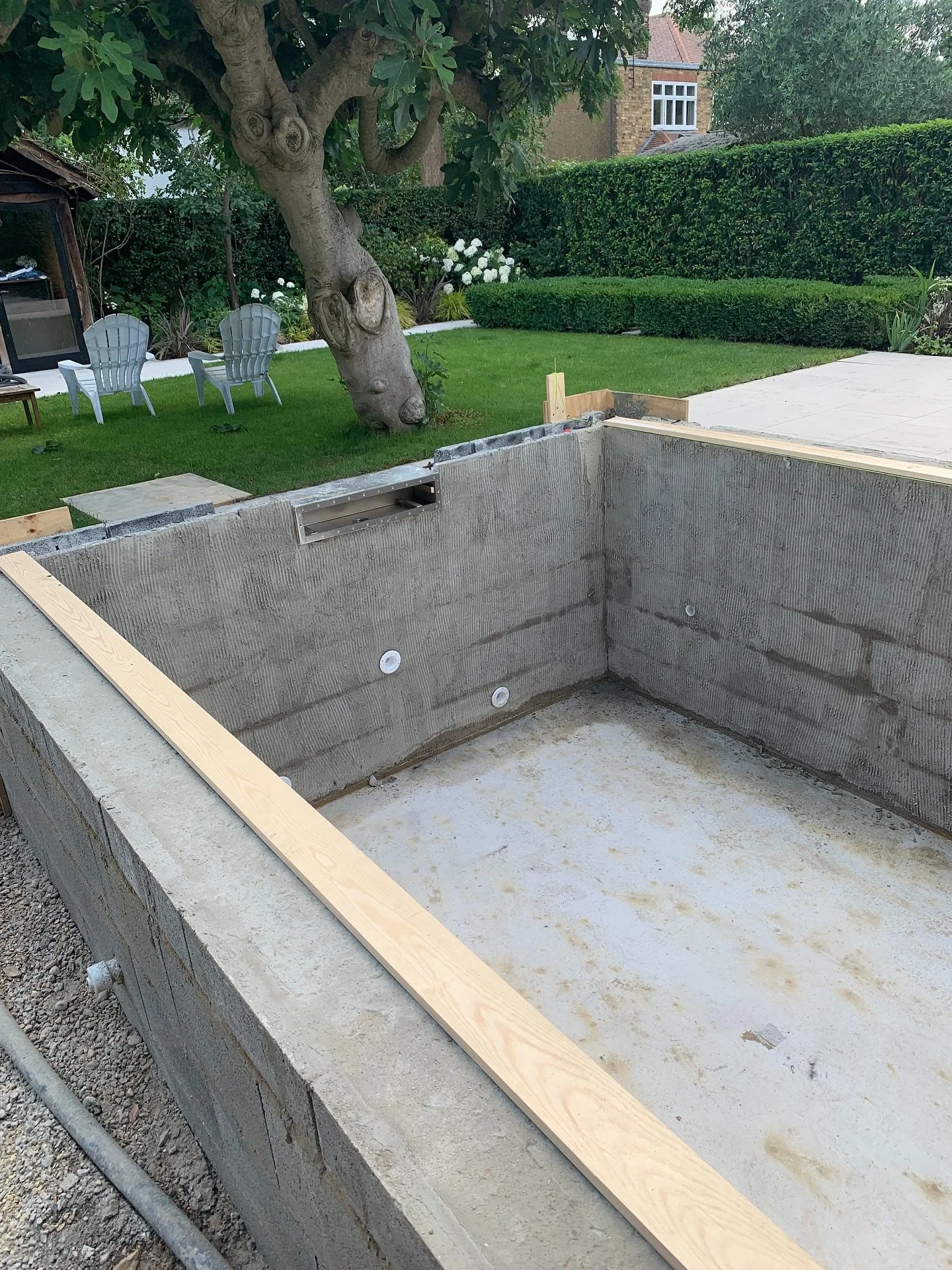 We can&rsquo;t change the London&rsquo;s heat but we can build pools for you🏊🤿
#londonpool #poolbuilder #construction #construtor #builder