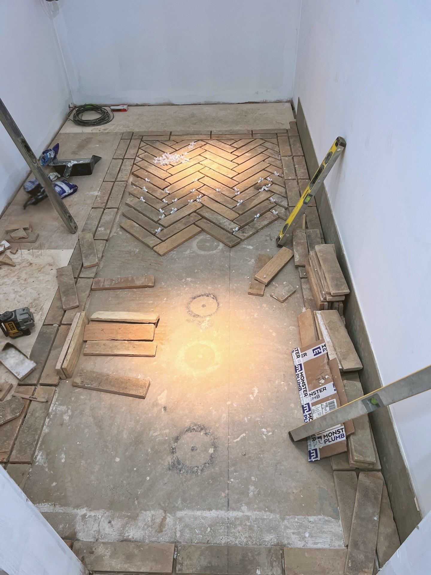 A closer look at our floor laying process for a wine room, using brick slips.
📧: info@advantagebasements.co.uk

#wineroom #brickslips #basementdesign #homerenovation #luxuryhomes