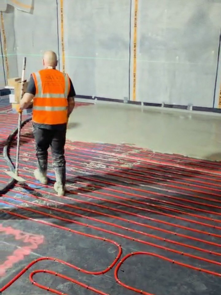 A closer look at the liquid screed installation process and the finished result 24 hours later at our SW4 project. 

#underfloorheating #construction #londonconstruction #homerenovation #londonproperty