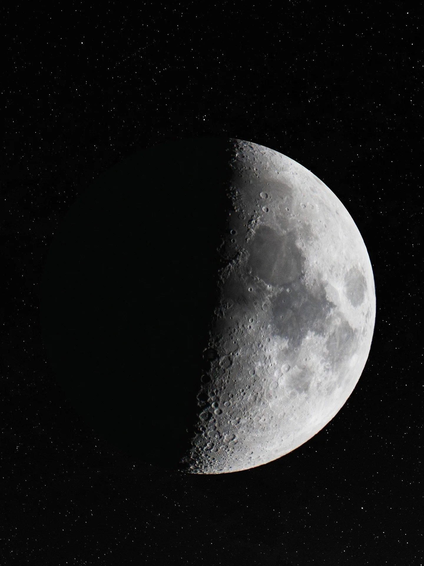 Lune d&rsquo;hier soir. Pour avoir ce rendu il faut faire deux photos : une de la lune et une des &eacute;toiles, c&rsquo;est comme &ccedil;a, pas le choix, c&rsquo;est d&eacute;cevant je sais, vous avez envie de vous d&eacute;sabonner, je comprends,