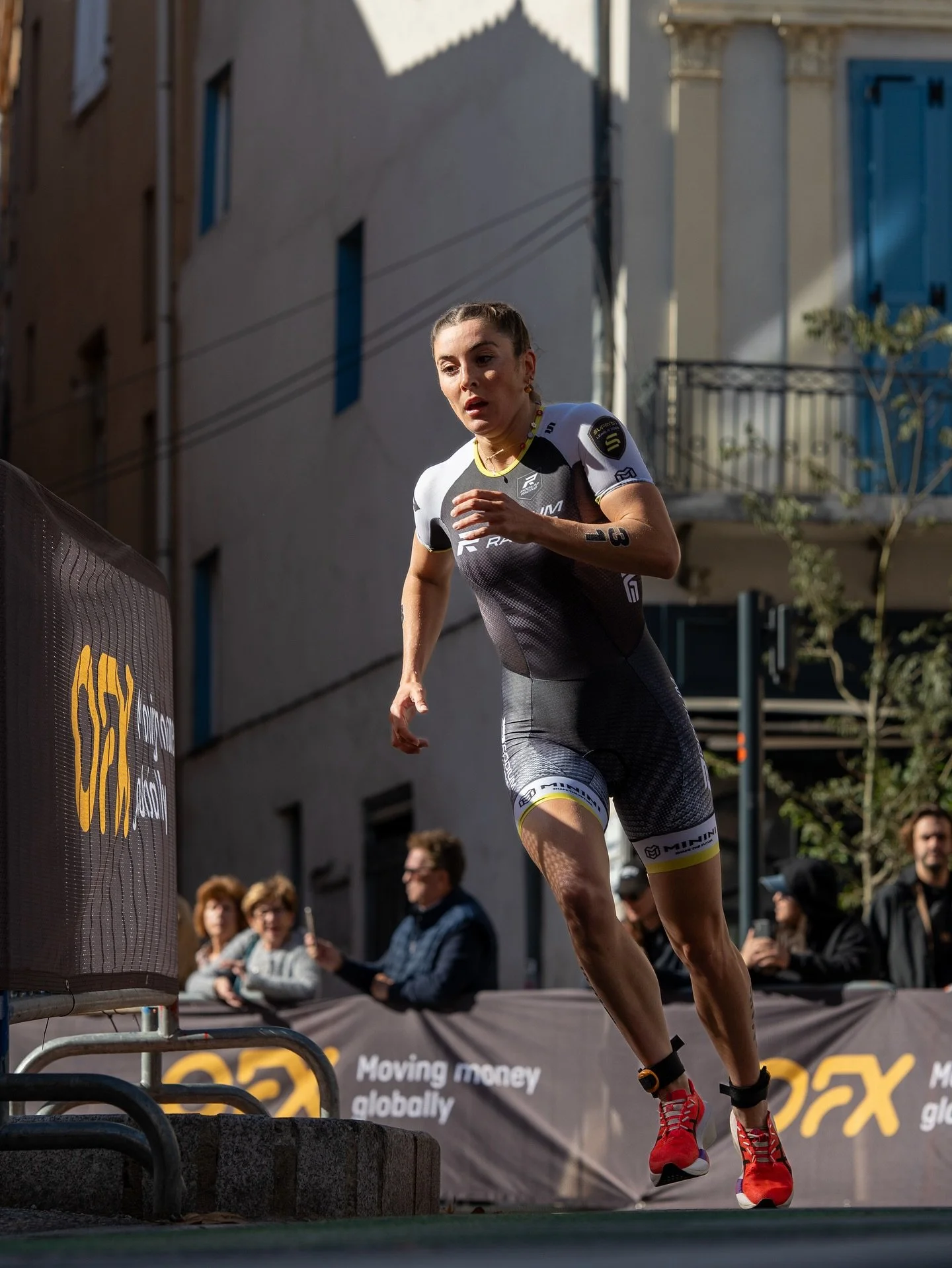 @supertri_ &agrave; Toulouse hier, c&rsquo;&eacute;tait 🦉 et &ccedil;a allait vite !
Je voulais identifier tous les coureurs, mais je suis tellement physionomiste que je m&rsquo;y suis pas risqu&eacute; 😅
Et je sais, y a pas de photos de la natatio