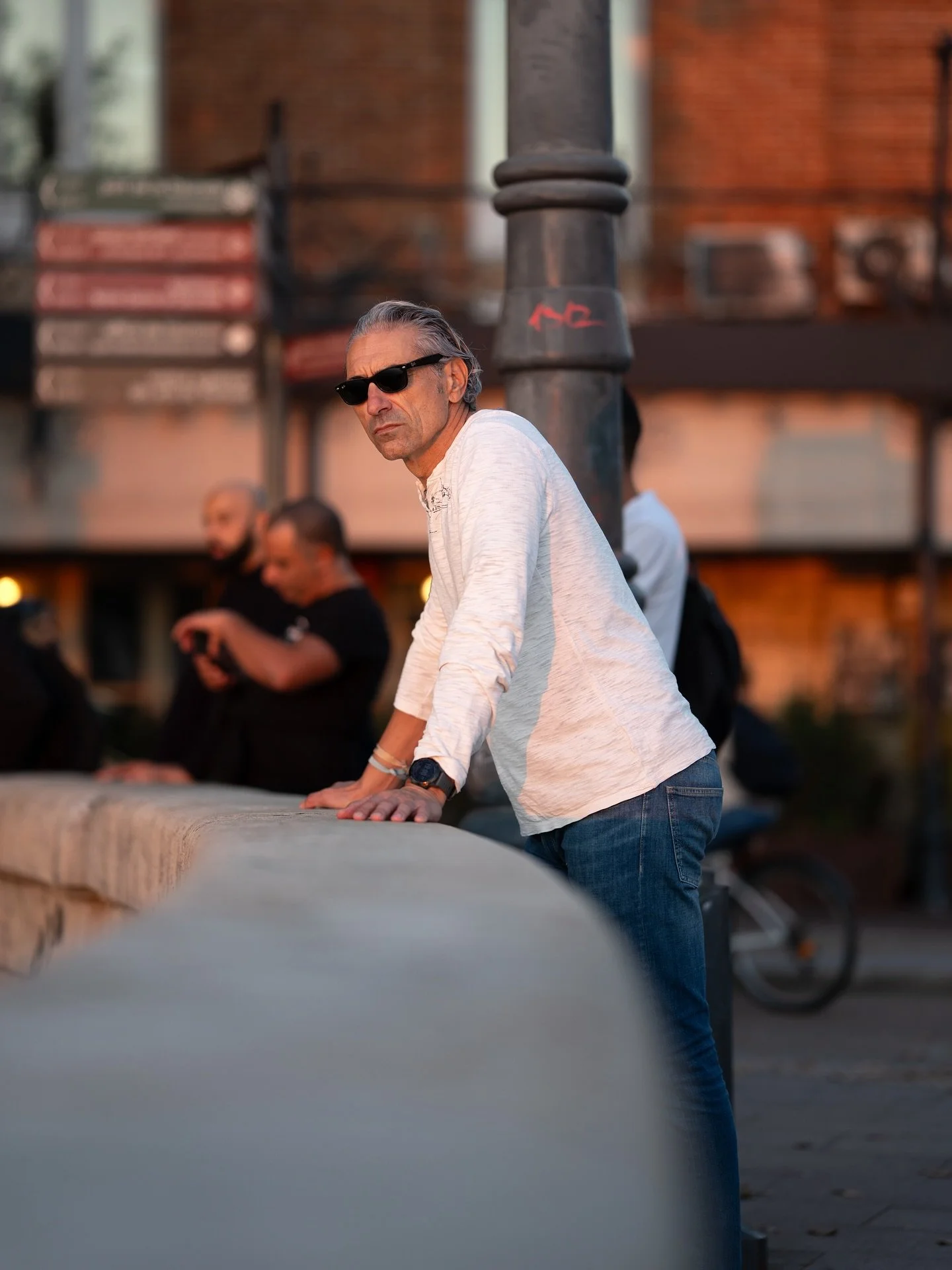 Ah ah, vous pensiez que j’allais arrêter de mettre mes portraits de rue ? Et ben non 😈