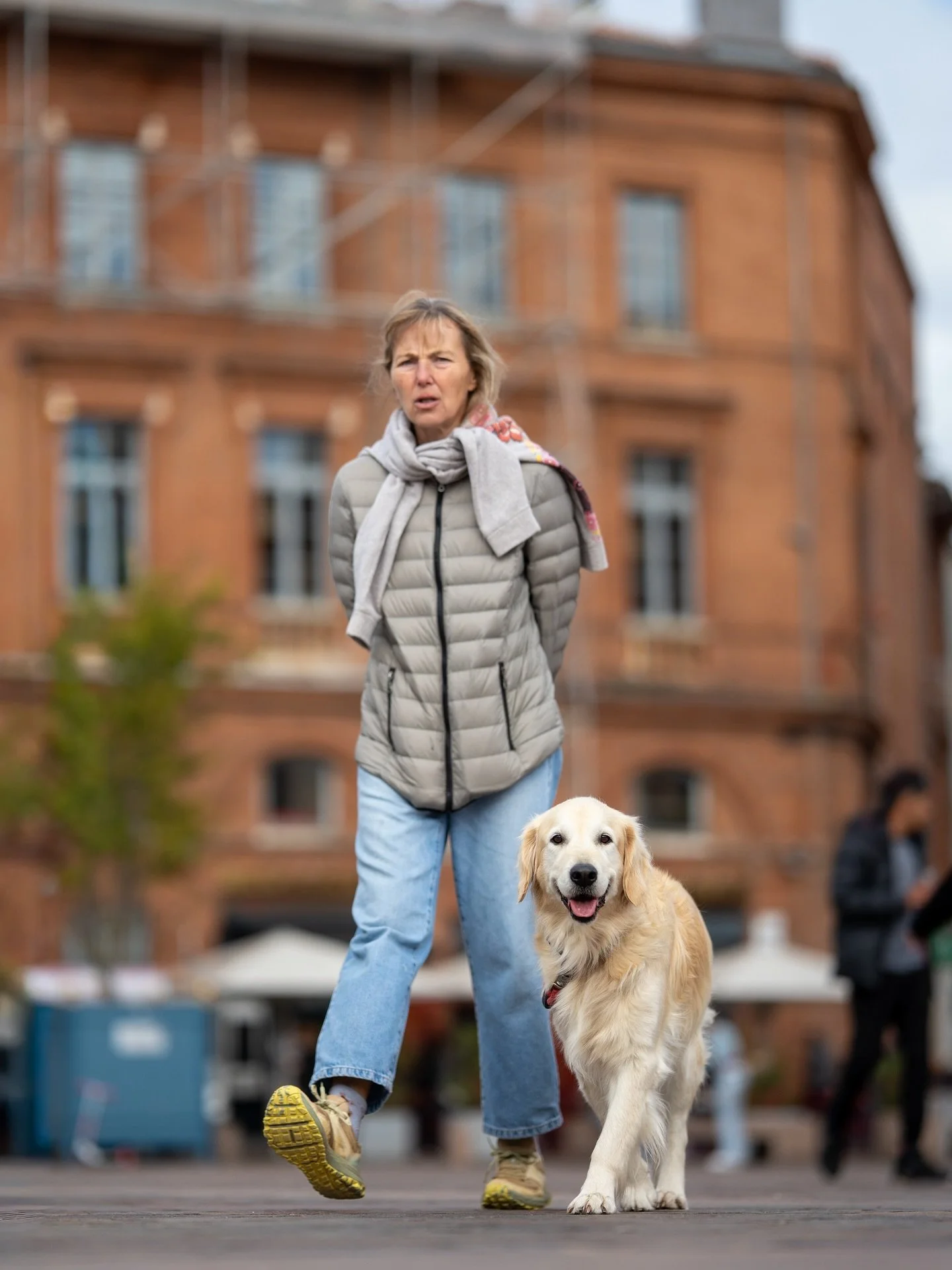 Les gens sont beaux mais les chiens, on en parle des chiens ? Eux me repèrent à tous les coups, à peine je me baisse pour me mettre à leur niveau qu’ils me fixent avec les oreilles dressées… enfin ceux