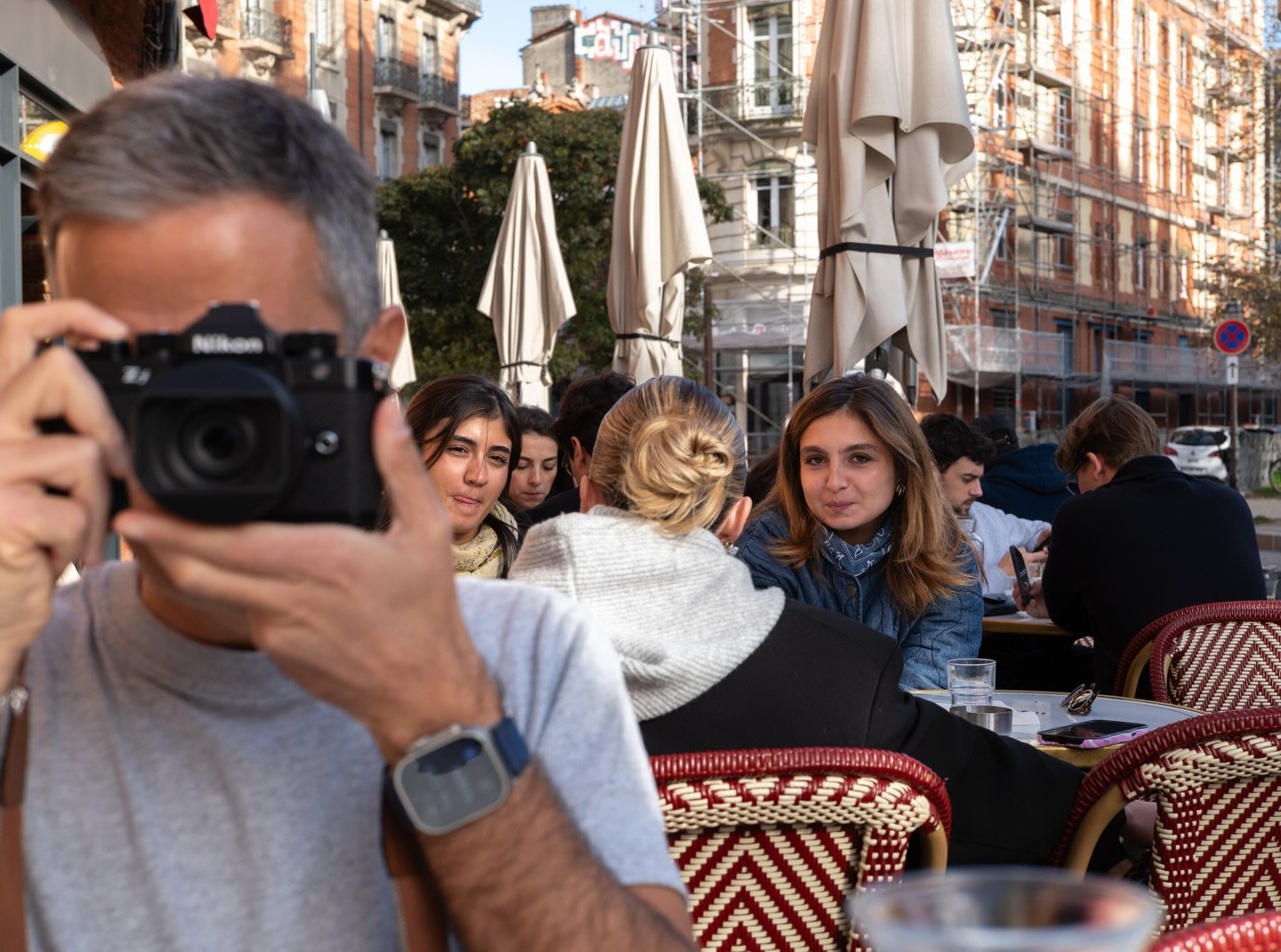 Le photographe photographi&eacute; 😬
Photo prise avec mon appareil photo par @benjamin.bataille. Mon appareil &eacute;tait configur&eacute; avec un de mes pr&eacute;-r&eacute;glages street : 50mm, f/8, vitesse d&rsquo;obturation minimum &agrave; 1/2
