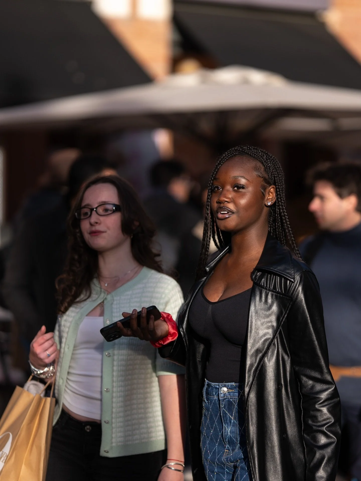 Hier ma publi &eacute;tait pour ceux qui aiment le froid, la pluie et les journ&eacute;es courtes. Aujourd&rsquo;hui c&rsquo;est le retour des visages ensoleill&eacute;s ☀️