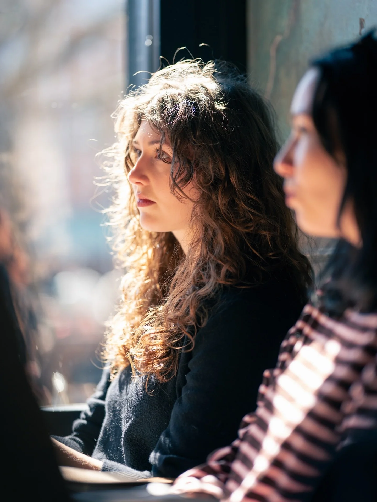 Photo 1 - Au resto l&rsquo;autre jour y avait une super lumi&egrave;re sur une fille &agrave; c&ocirc;t&eacute; de la fen&ecirc;tre. Comme un 🦡 je lui ai pas donn&eacute; la photo (pas bien, mec chelou, lieu priv&eacute;, tout &ccedil;a tout &ccedil