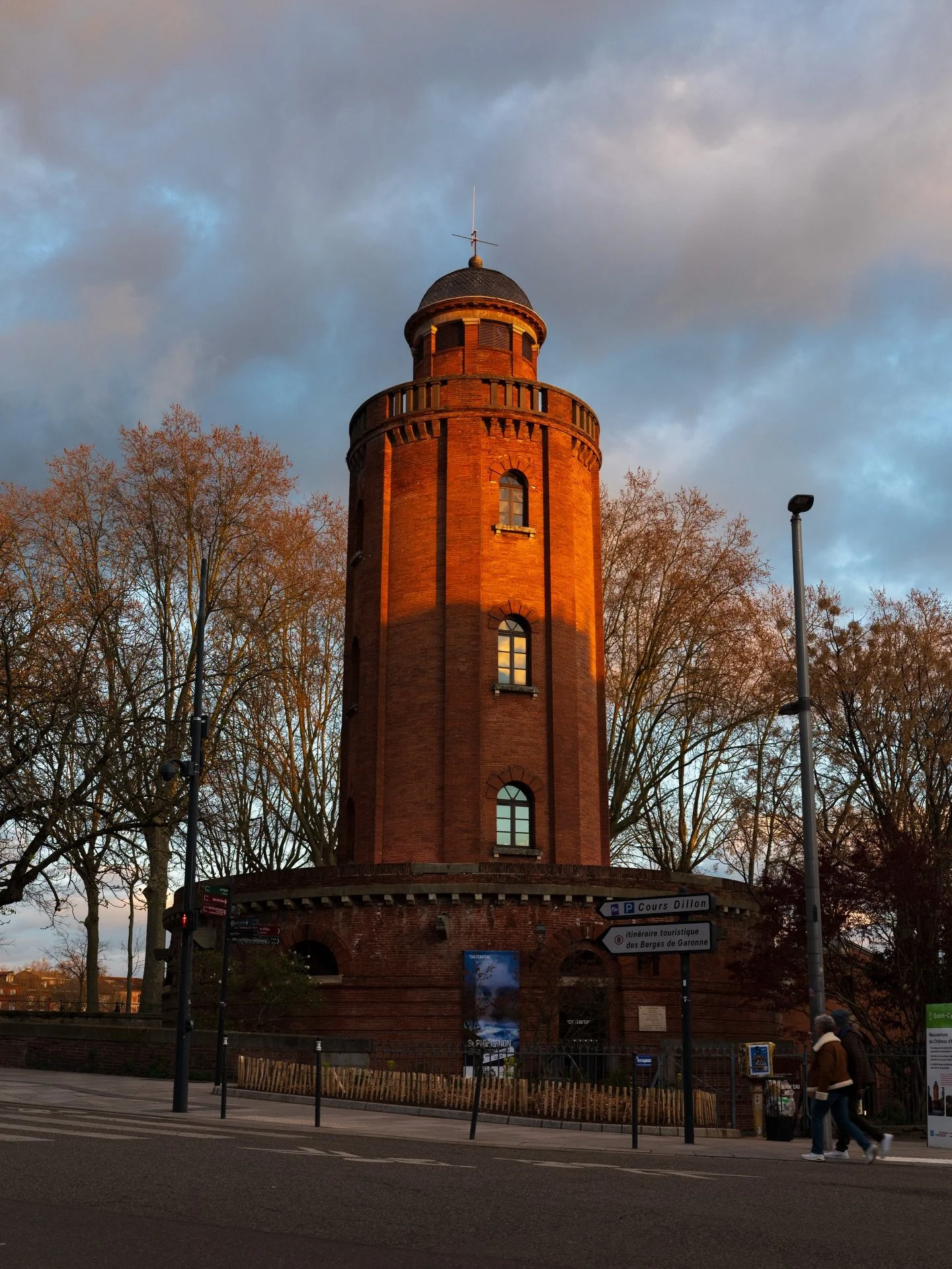 Photo 1 : le ch&acirc;teau d&rsquo;eau tout beau et mis en valeur par la jolie lumi&egrave;re du soir
Photo 2 : ouais bon j&rsquo;ai tent&eacute; un truc avec les chaussures, j&rsquo;aime bien, mais le vendeur &eacute;tait un peu m&eacute;fiant 😆
Ph