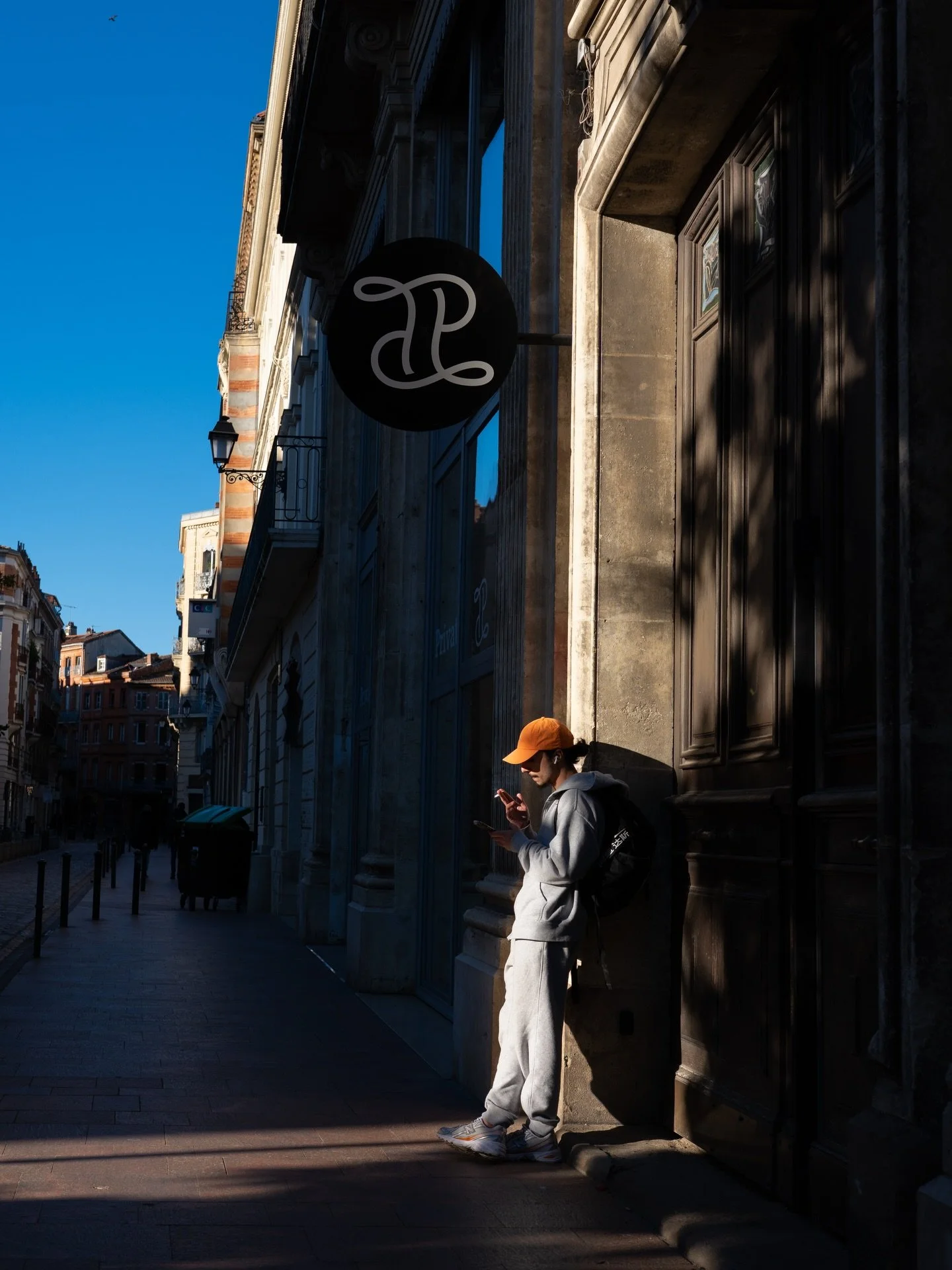 Photo 1 : &agrave; la recherche du trait de ☀️ 
Photo 2 : platanes bien ordonn&eacute;s commencent par&hellip;
Photo 3 : cette rue on l&rsquo;a vue 50 fois mais je m&rsquo;en lasse pas 😬
Photo 4 : et cette rue alors, vous la reconnaissez ? Indice : 