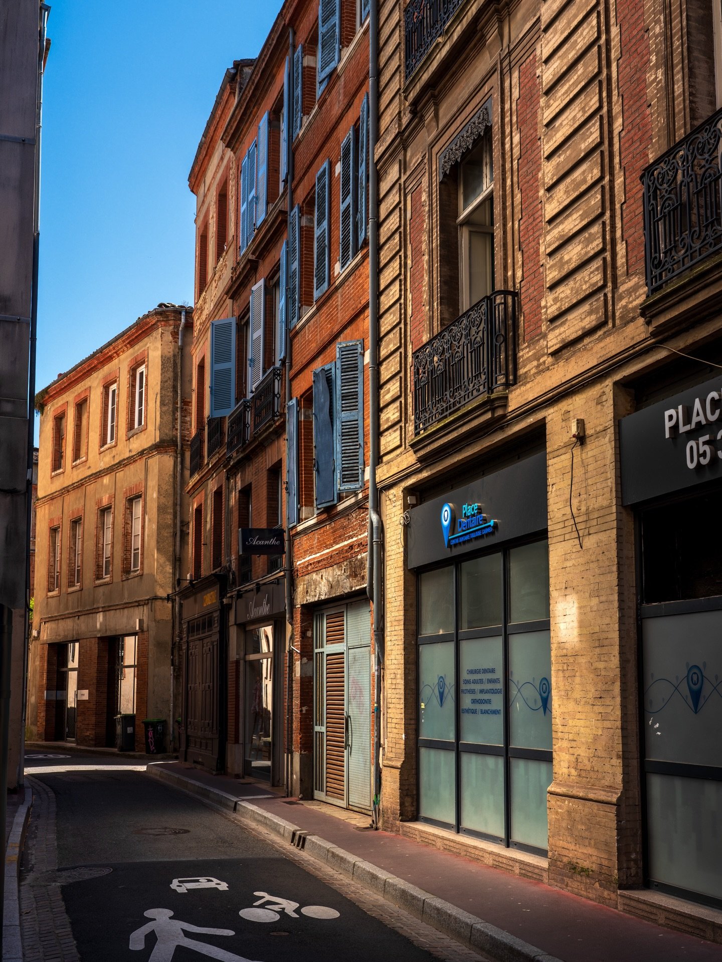 Quand je sais pas quoi photographier, je photographie des rues. C&rsquo;est toujours pareil, j&rsquo;ai 15 fois les m&ecirc;mes photos mais c&rsquo;est joli 😅
On sera original une autre fois.