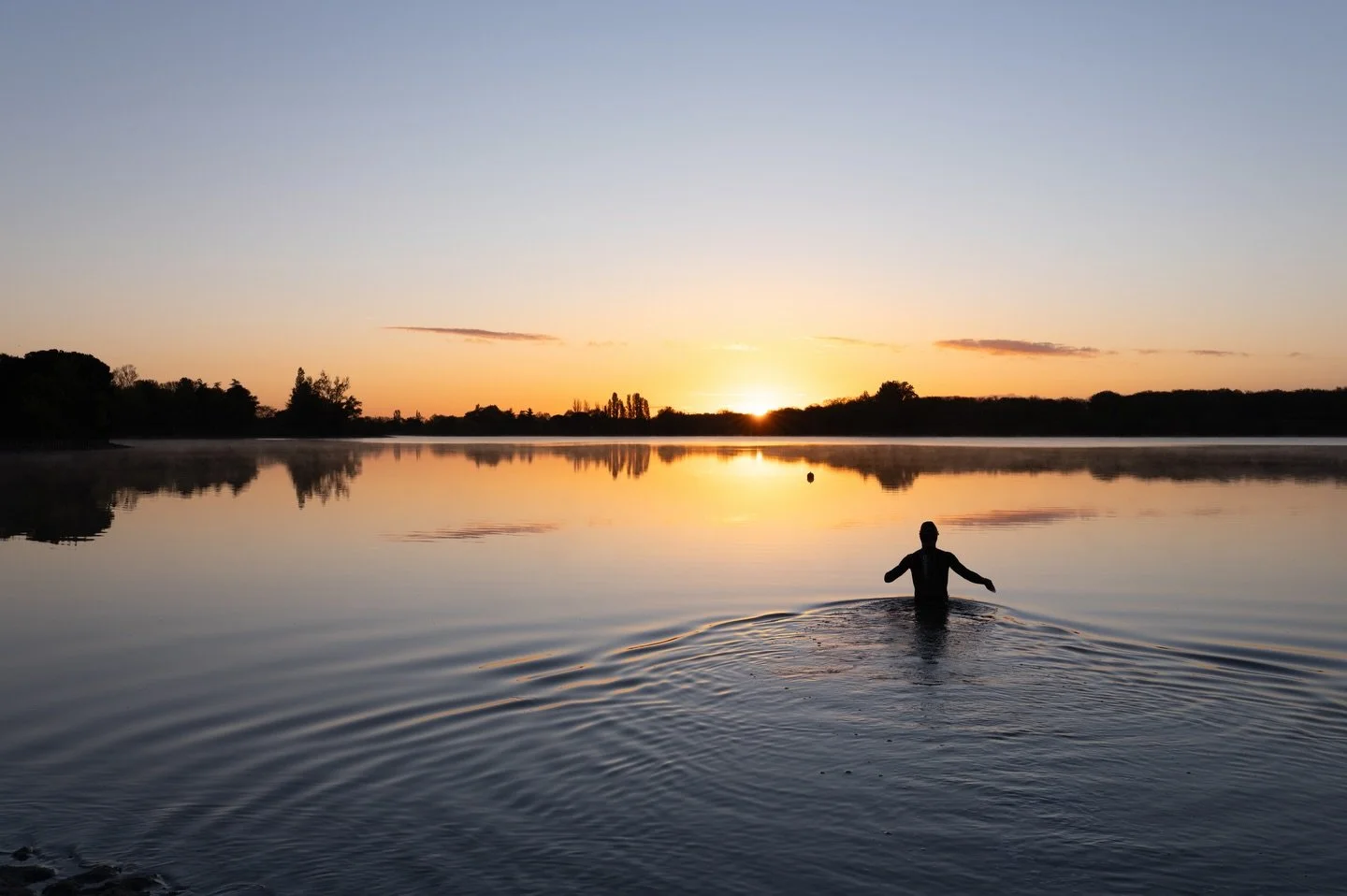 Au lac de la Ram&eacute;e au lever du soleil il y a des lapins 🐇, des canards 🦆 et&hellip; @vincent.gaubert qui s&rsquo;entra&icirc;ne au swimrun&hellip; temp&eacute;rature ext&eacute;rieure : 5&deg;, temp&eacute;rature de l&rsquo;eau 15&deg; 🥶