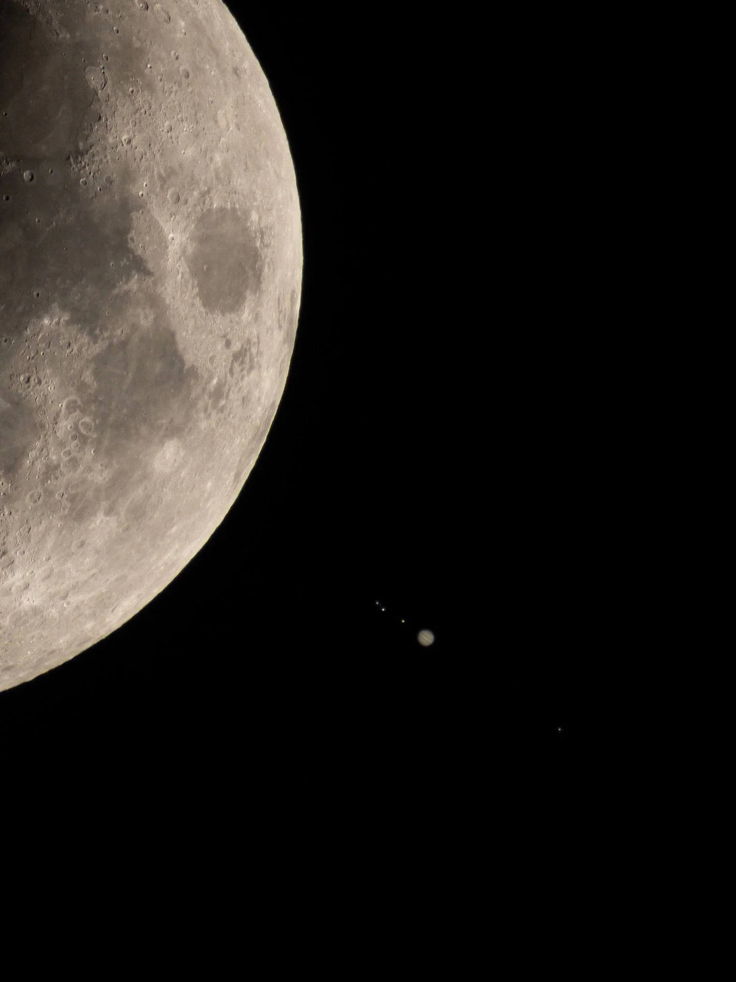 Conjonction Lune-Jupiter (et ses 4 satellites galil&eacute;ens) cette semaine.
Assemblage de 2 photos.