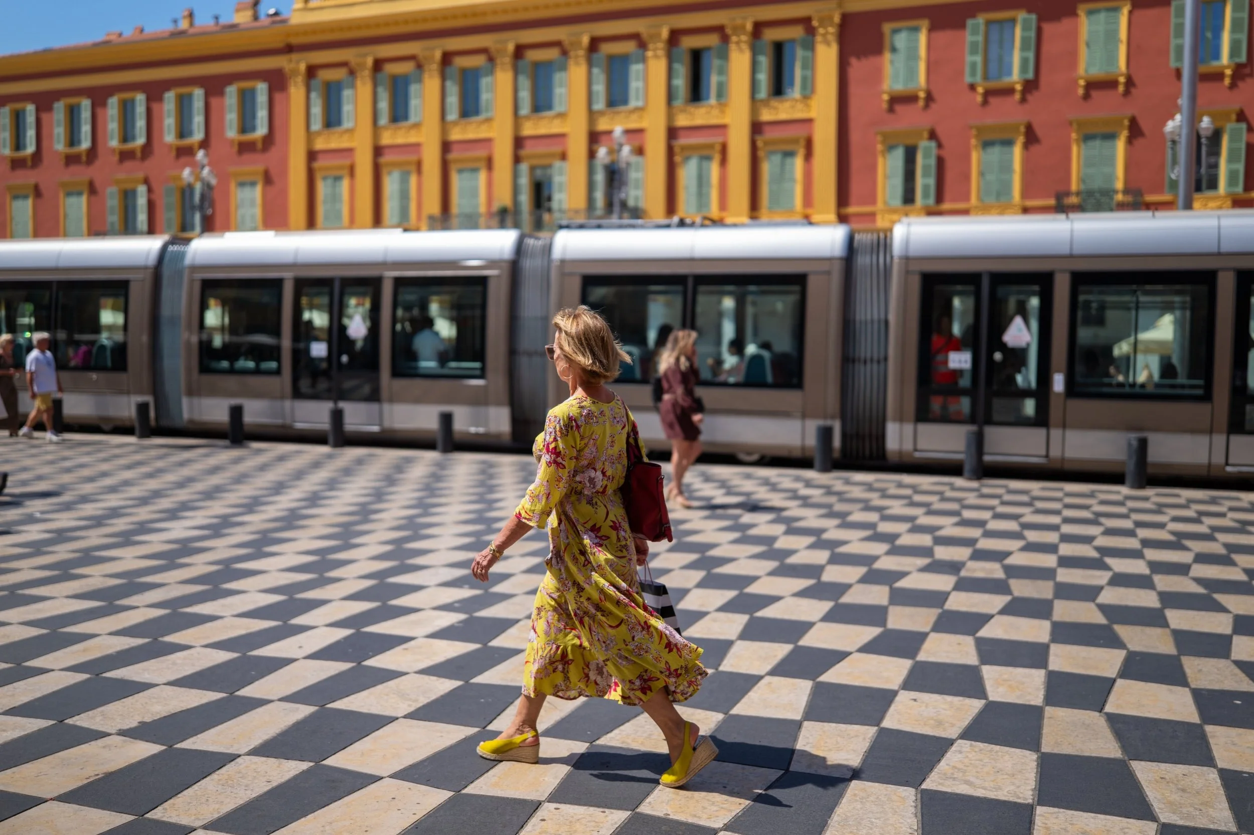 Apr&egrave;s plus de 20 ans (🥲) je suis enfin retourn&eacute; &agrave; Nice, pour une journ&eacute;e. Bon j&rsquo;y &eacute;tais retourn&eacute; une apr&egrave;s-midi y a d&eacute;j&agrave; 10 ans mais &ccedil;a compte pas. 
La ville est encore plus